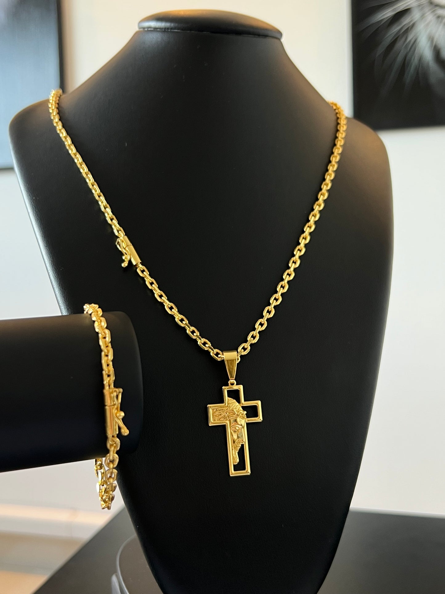Kit Corrente Cadeado 4.5mm - 70cm + Pingente Crucifixo com face vazada P + Pulseira de Brinde (Banhado a Ouro 18K)