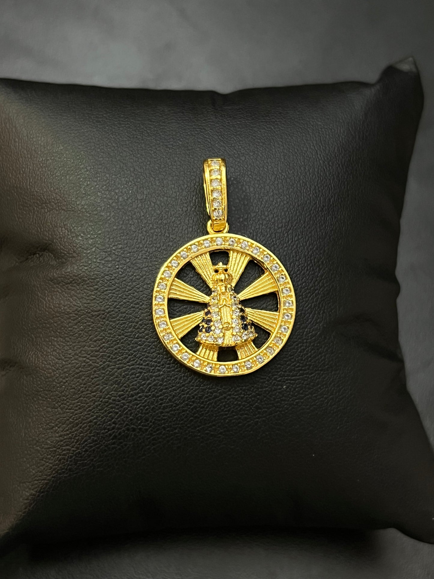 Pingente Medalha Nossa Senhora Vazada Cravejada M (2,5x2,5cm) Banhado a Ouro 18K