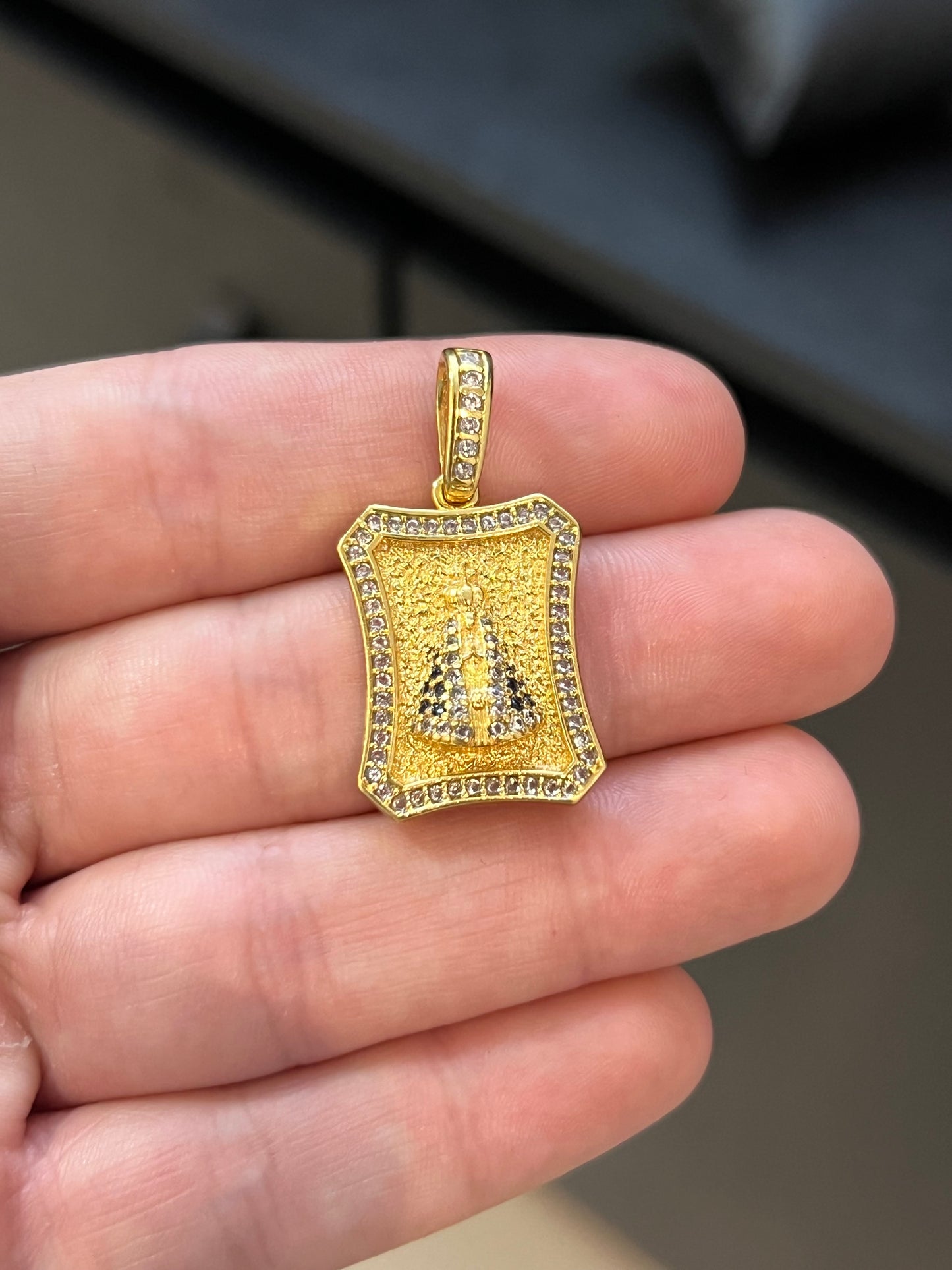 Pingente Placa Nossa Senhora Cravejada N2 M (2x2,5cm) Banhado a Ouro 18K