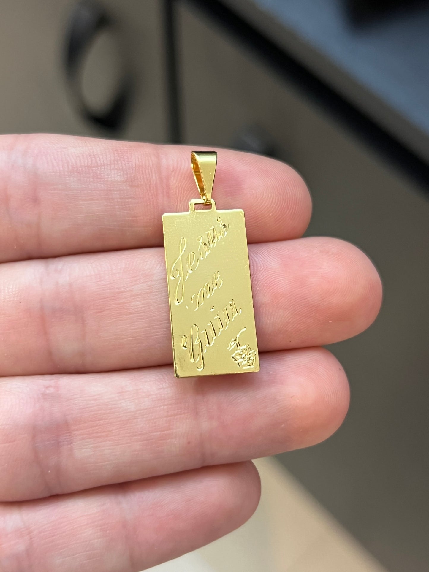 Pingente Placa Jesus Me Guia P (1,3x2,8cm) Banhado a Ouro 18K