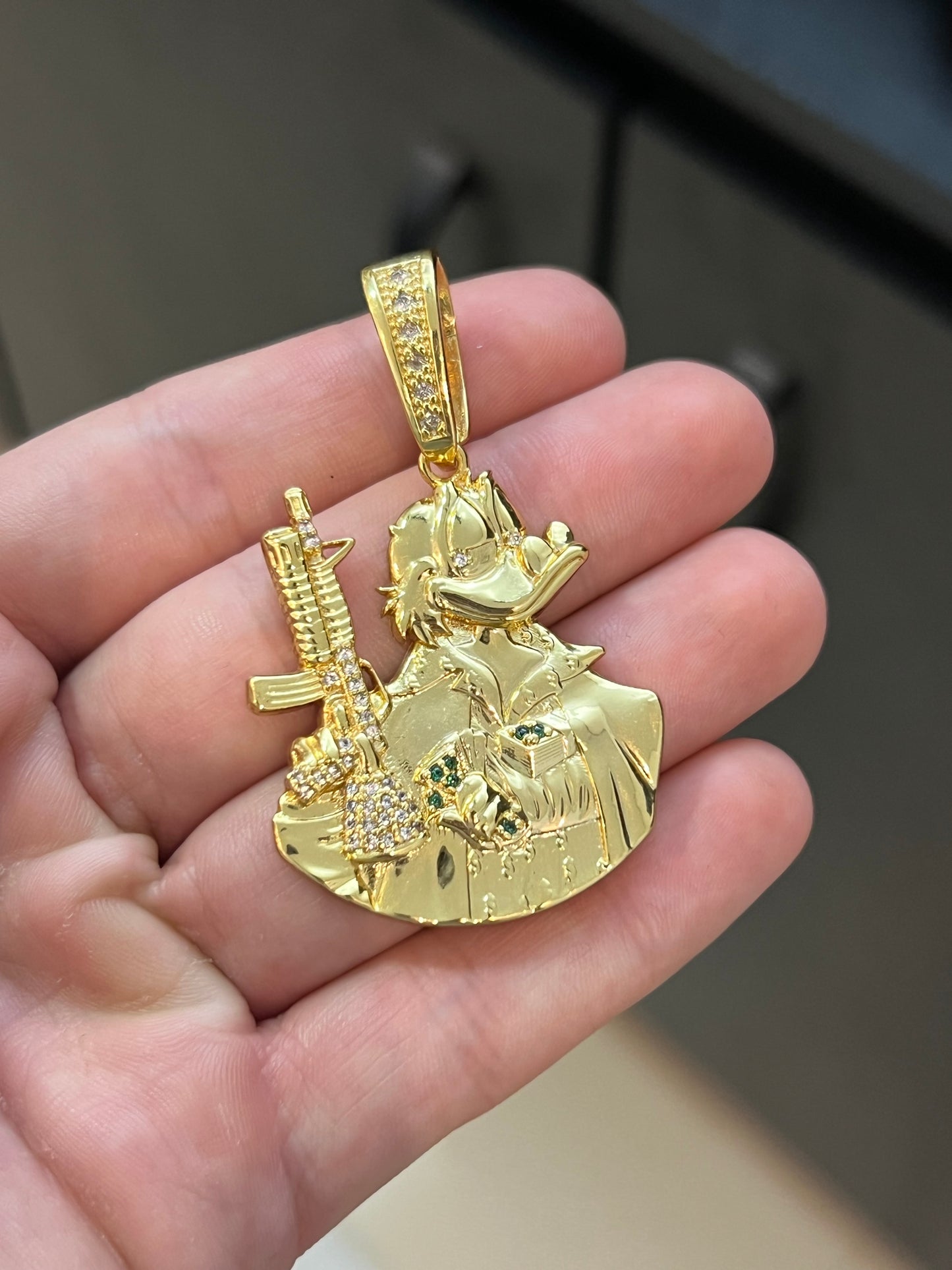 Pingente Tio Patinhas e Metralhadora Cravejado G (3,5x4,3cm) Banhado a Ouro 18K