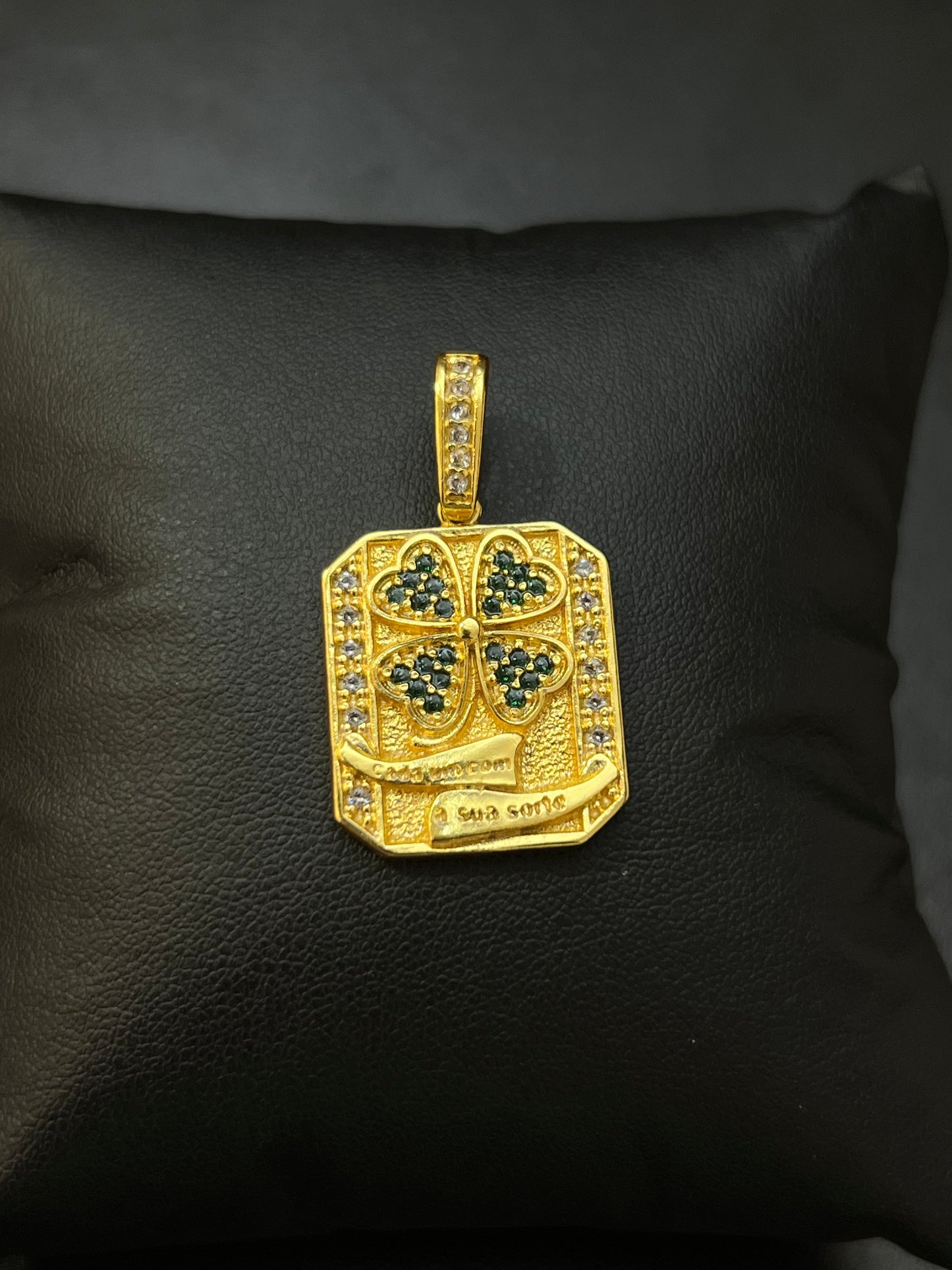 Pingente Placa Trevo da Sorte Cravejado M (2x2,5cm) Banhado a Ouro 18K