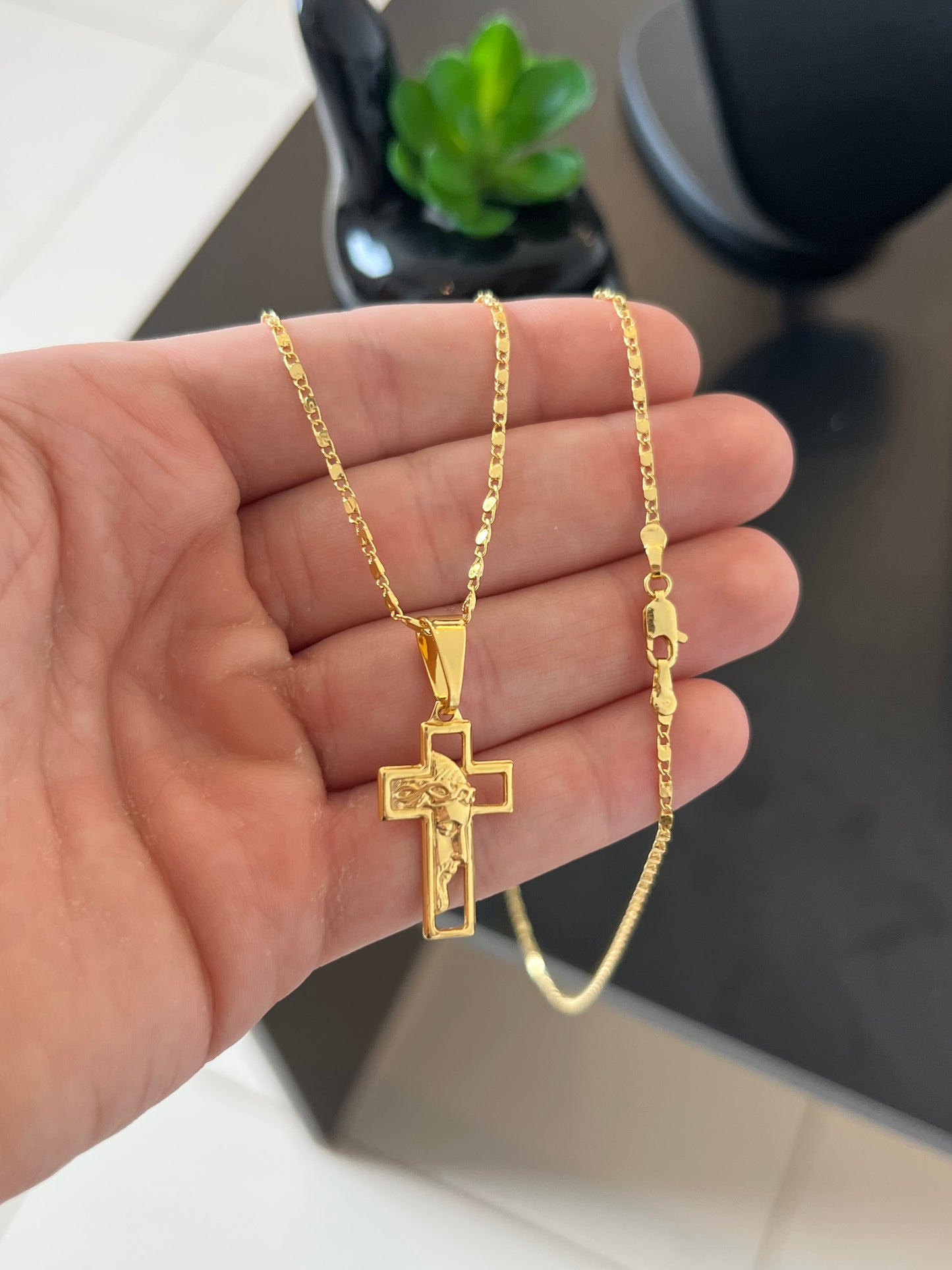 Kit Corrente Piastrini 2mm-70cm + Pingente Crucifixo com face vazada P (Banhado a Ouro 18K)