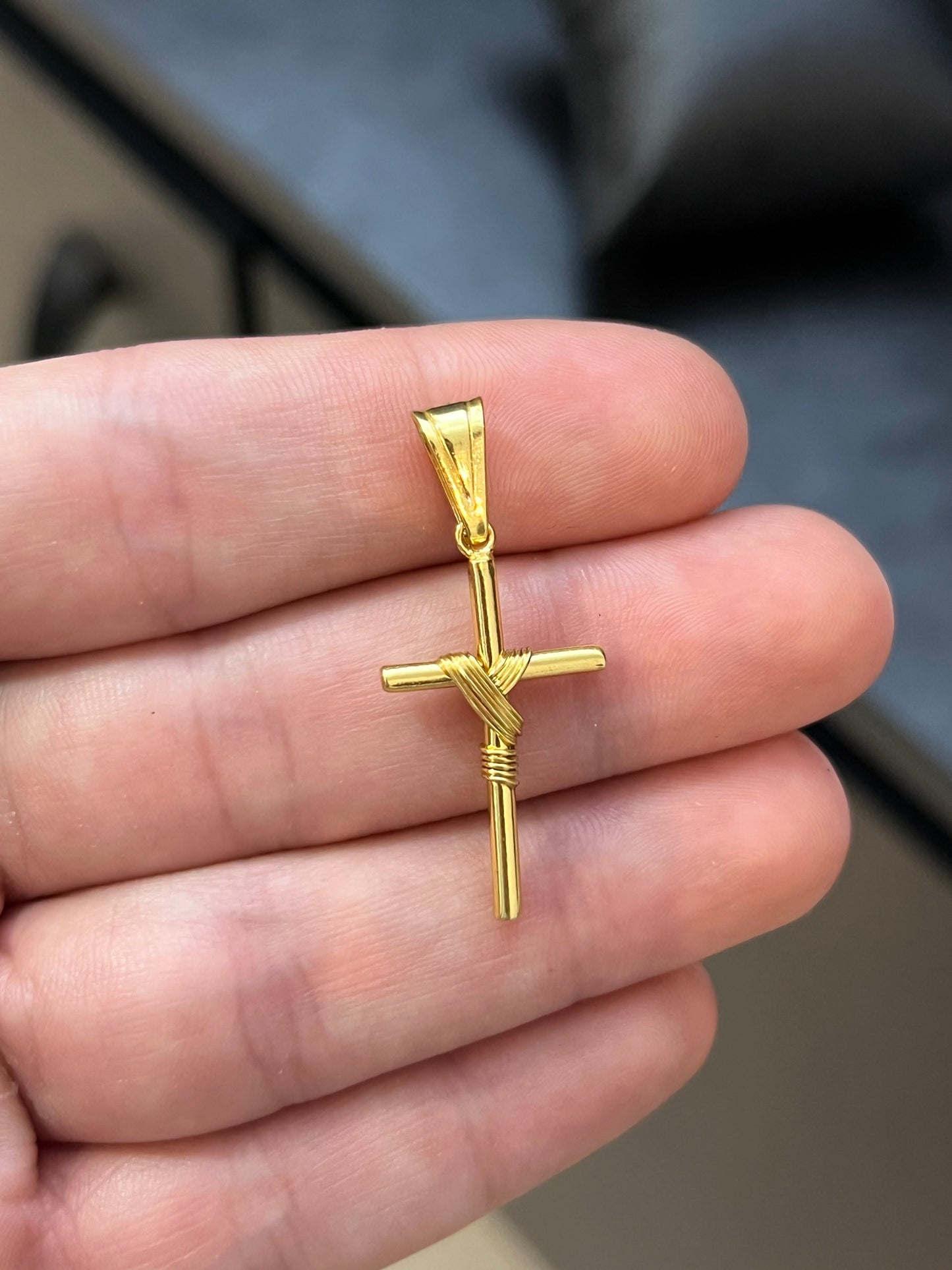 Pingente Cruz Fio P (1,6x3cm) Banhado a Ouro 18K