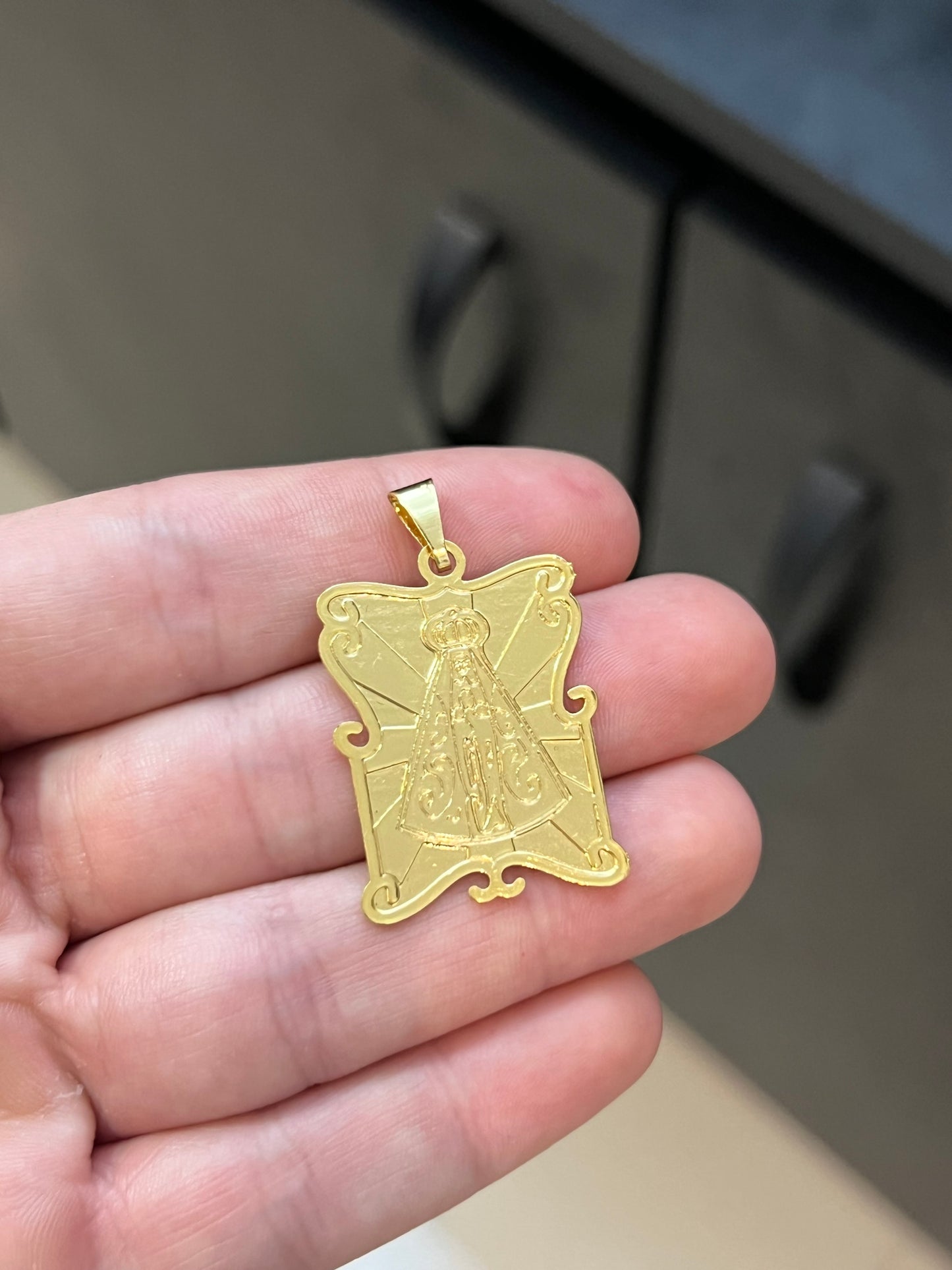 Pingente Placa Nossa Senhora M (2,5x3,3cm) Banhado a Ouro 18K