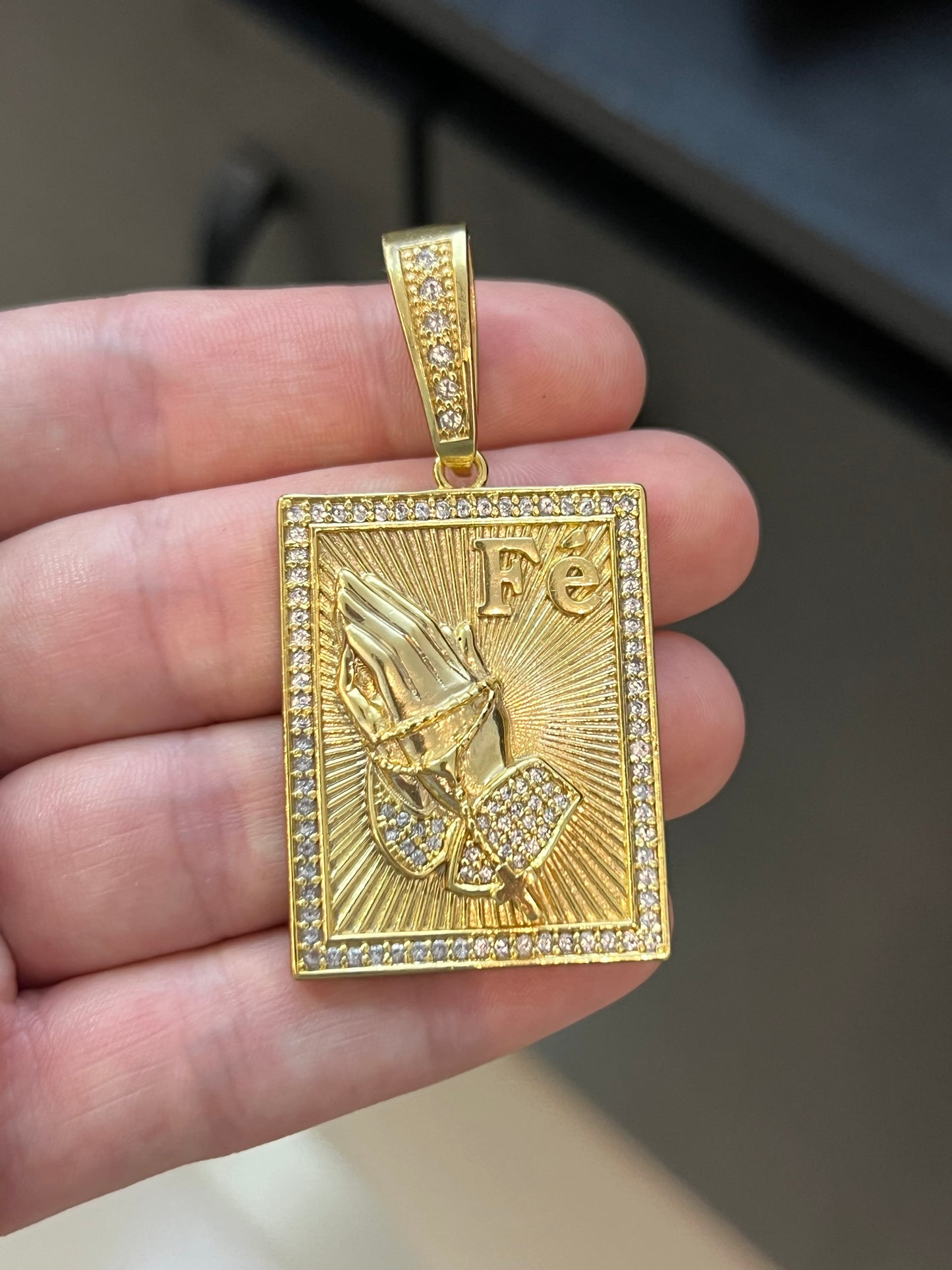 Pingente Placa Mão Fé Cravejado G (3x4cm) Banhado a Ouro 18K
