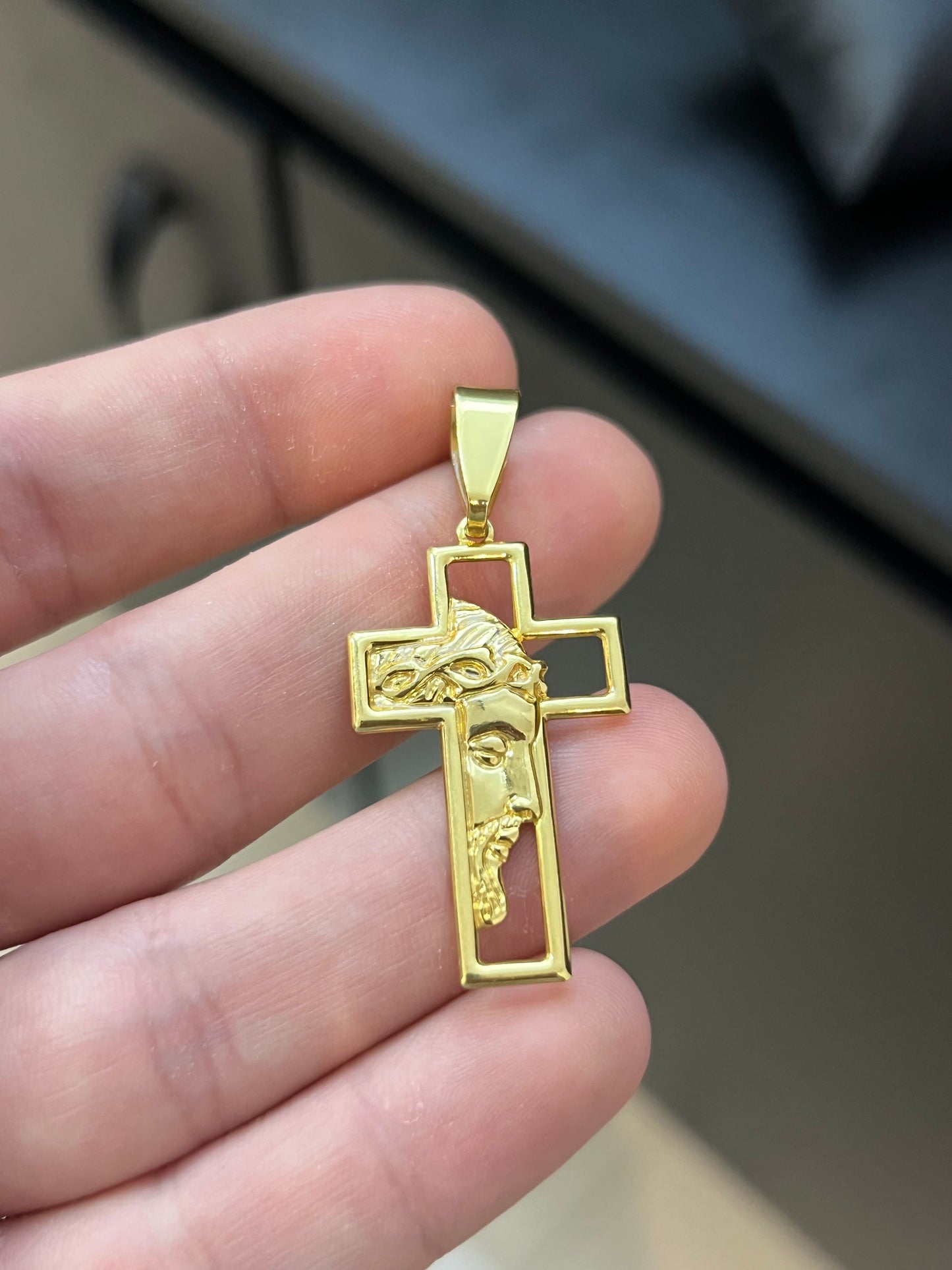 Pingente Crucifixo com Face Vazada M (2X3,7CM) Banhado a Ouro 18K