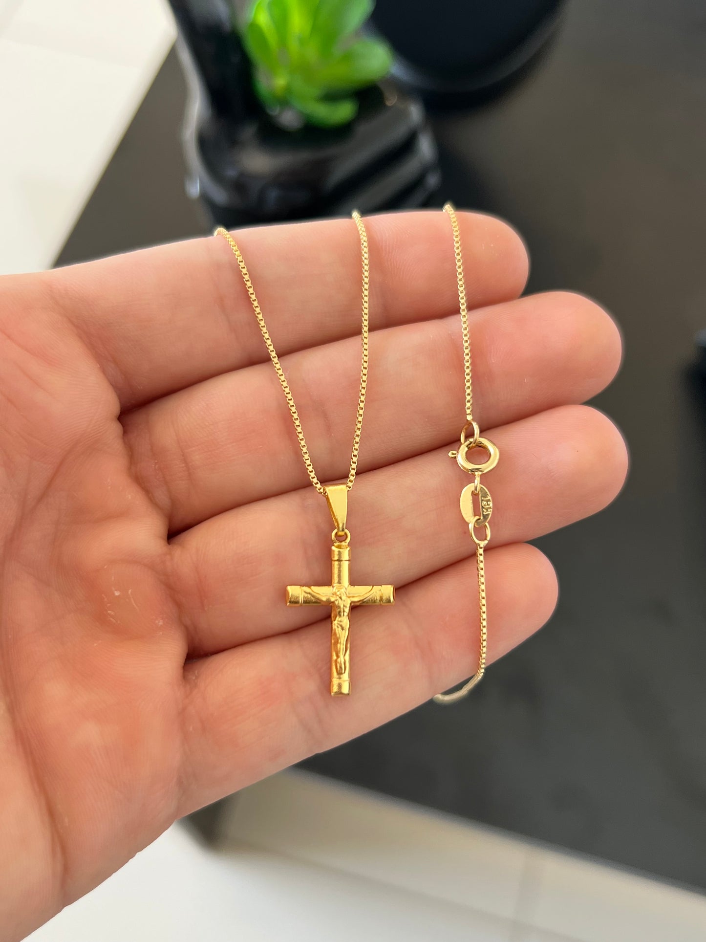 Kit Corrente Veneziana 1mm-70cm + Pingente Crucifixo Jesus Cristo PP (Banhado a Ouro 18K)