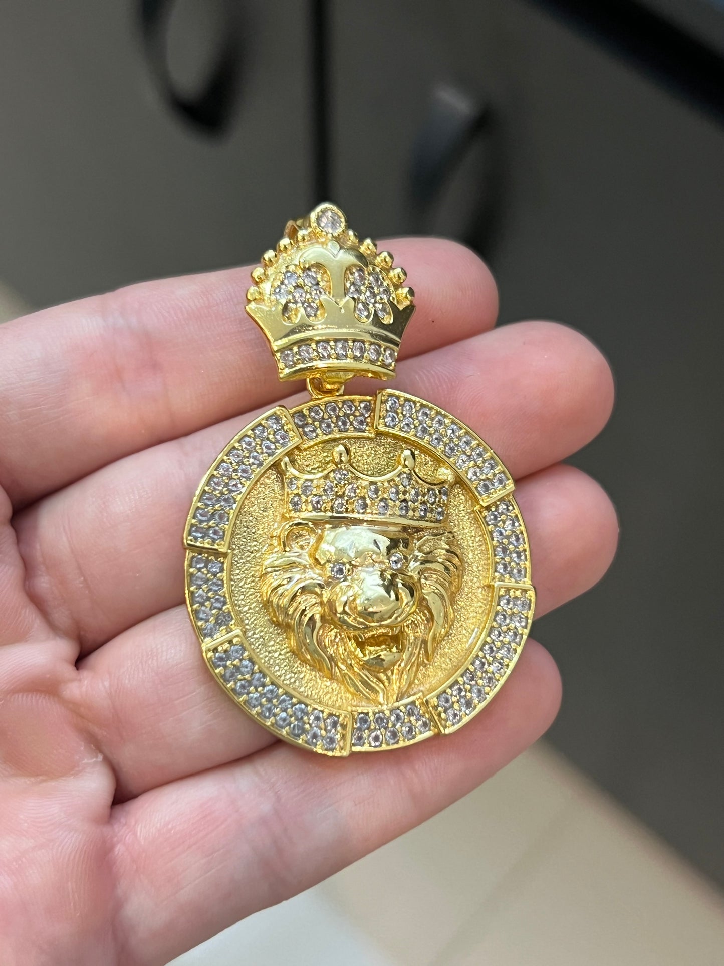 Pingente Medalha Leão e Coroa Cravejado G (4x4,5cm) Banhado a Ouro 18K