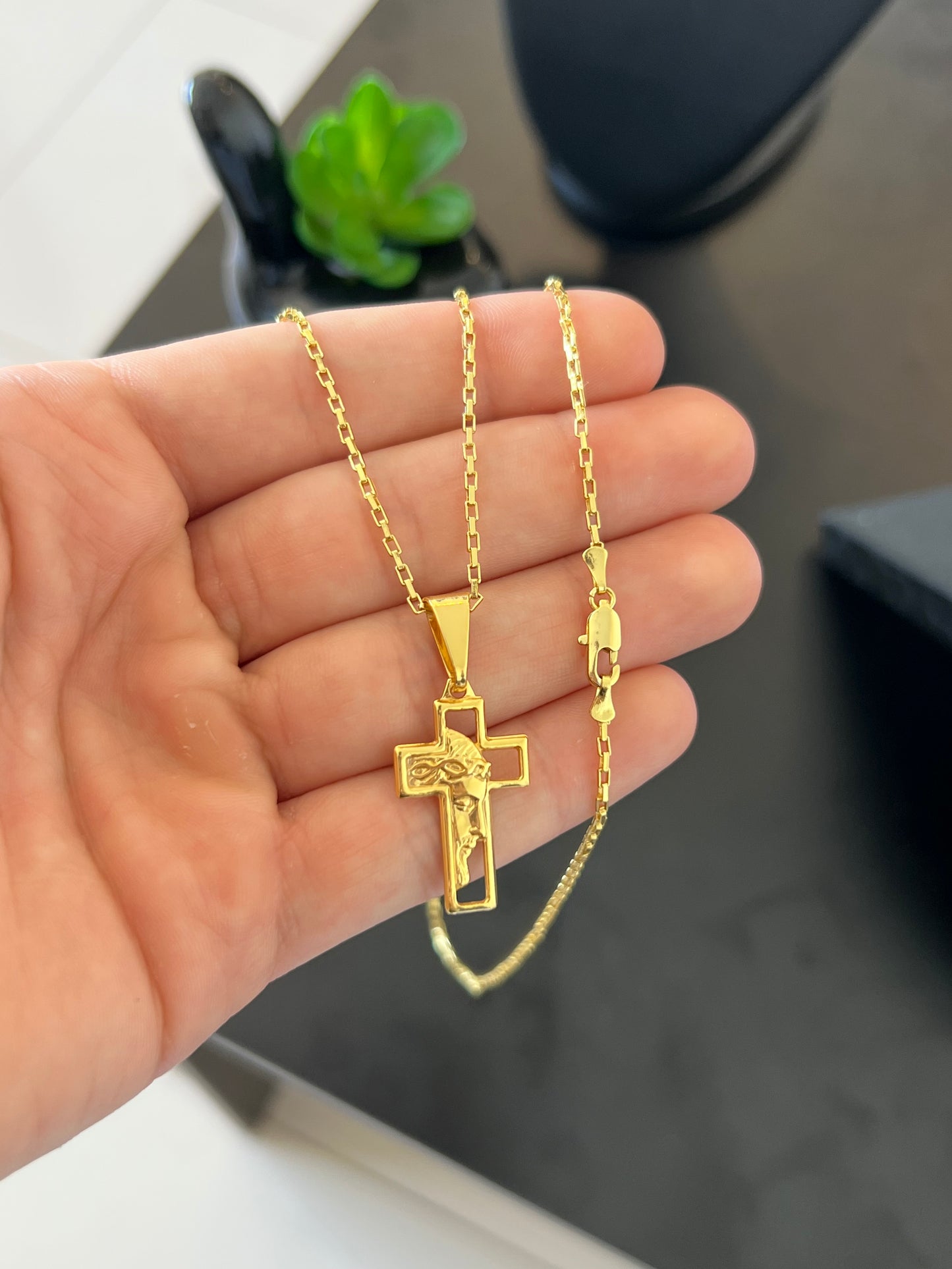 Kit Corrente Tijolinho 2mm-70cm + Pingente Crucifixo com Face Vazada P (Banhado a Ouro 18K)