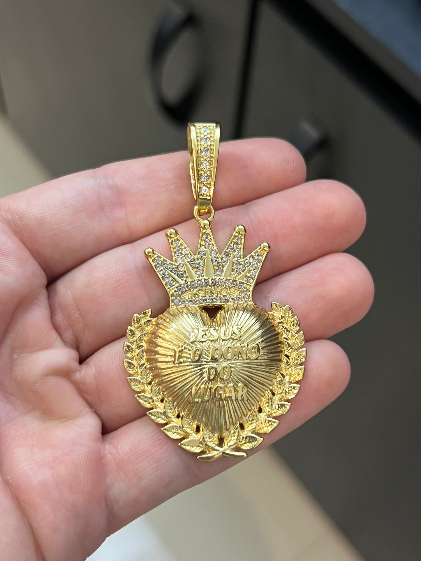 Pingente Coração Jesus Dono do Lugar Cravejado G (3,7x5,5cm) Banhado a Ouro 18K