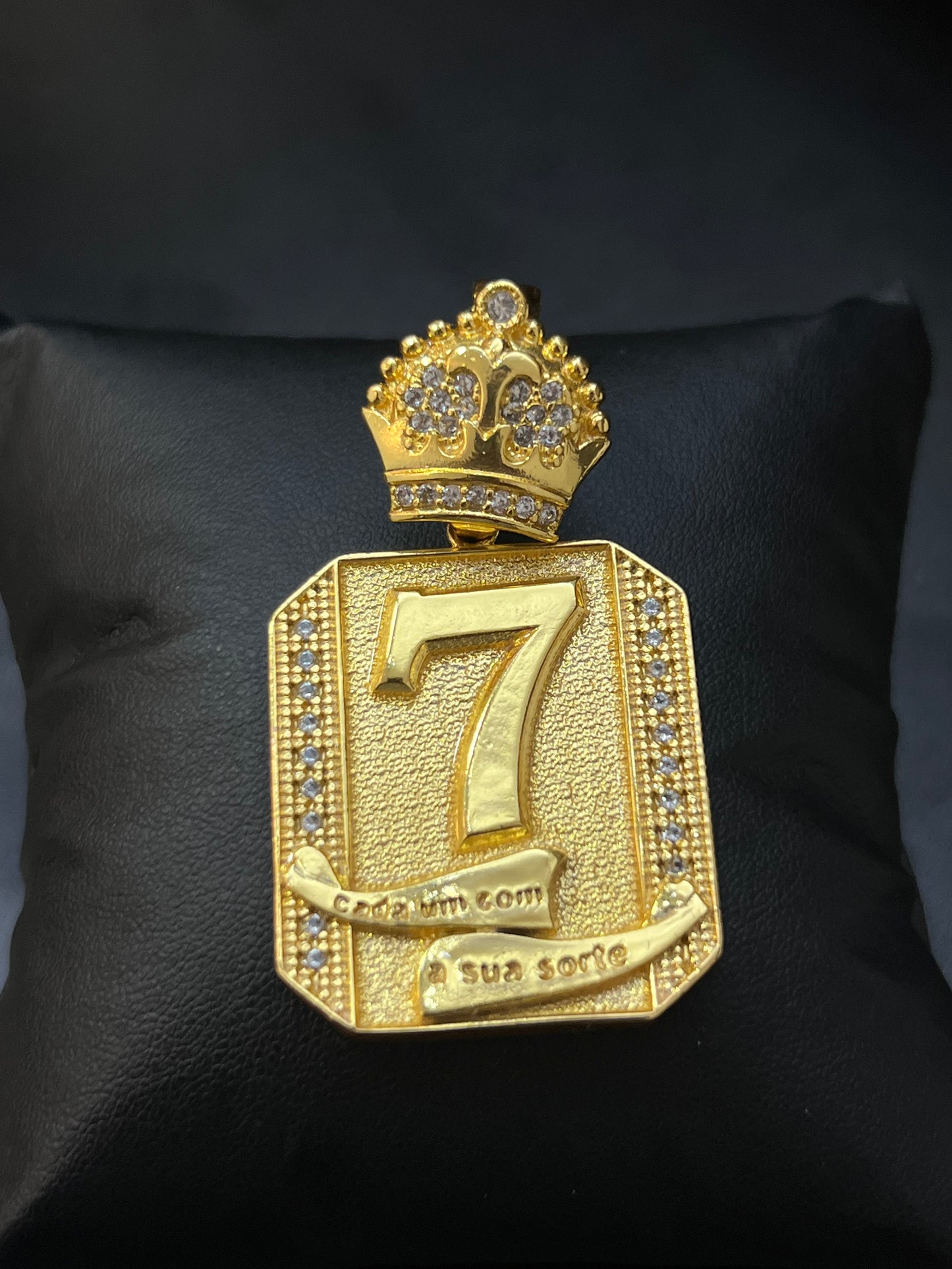 Pingente Placa 7 com Coroa Cravejado G (3,5X6CM) Banhado a Ouro 18K