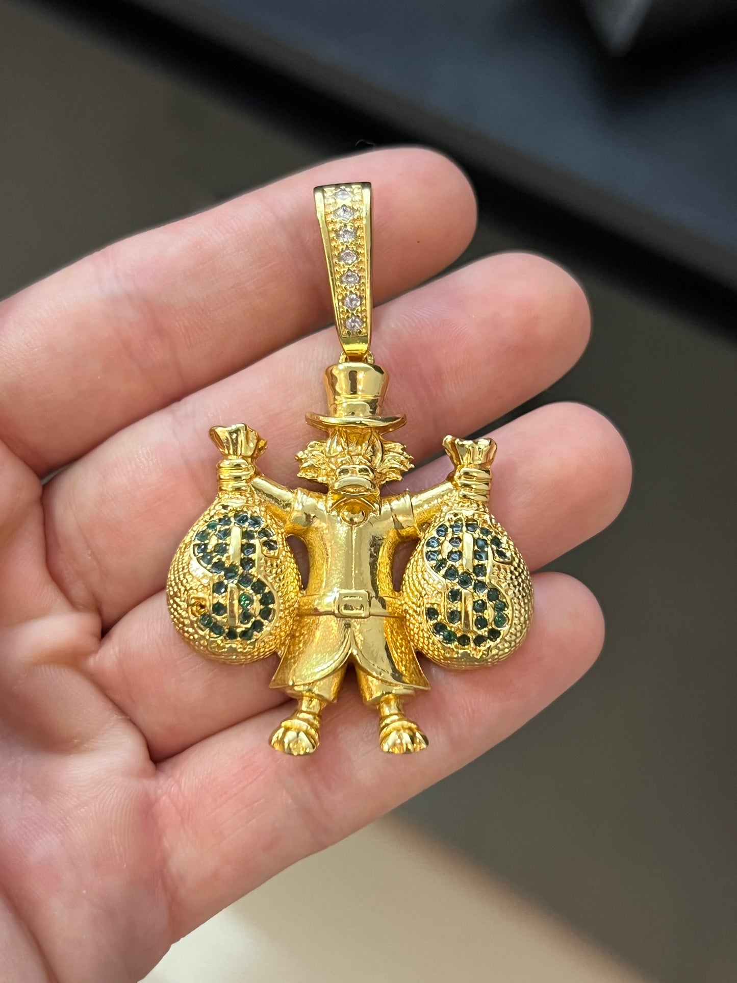 Pingente Tio Patinhas e Malotes Cravejados G (3,5x4cm) Banhado a Ouro 18K