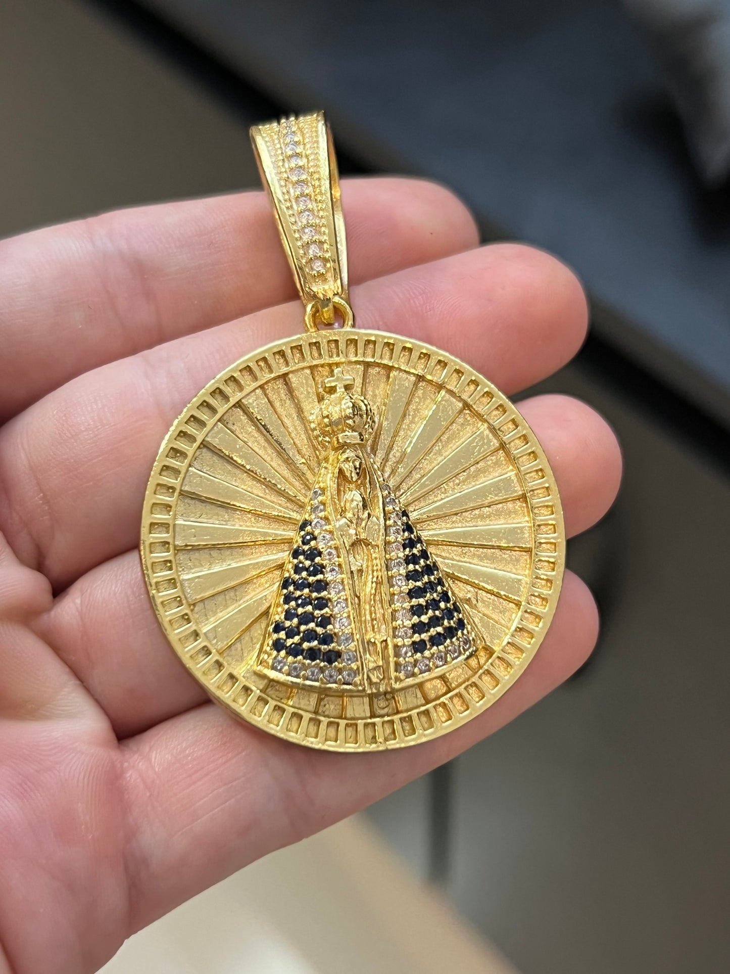 Pingente Medalha Nossa Senhora Cravejada GG (4,5X4,5CM) Banhado a Ouro 18K