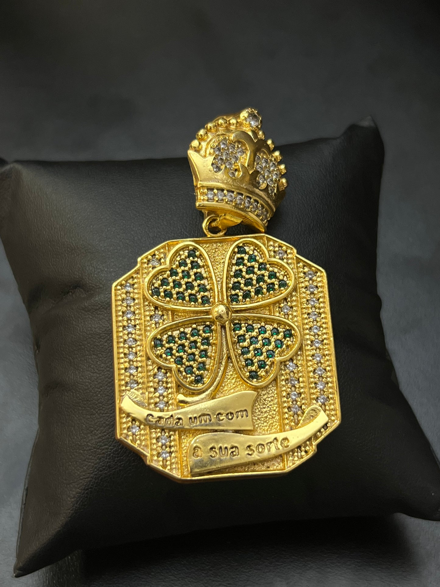 Pingente Placa Trevo Cada Um Com a Sua Sorte Cravejado G (4,5X7,5CM) Banhado a Ouro 18K