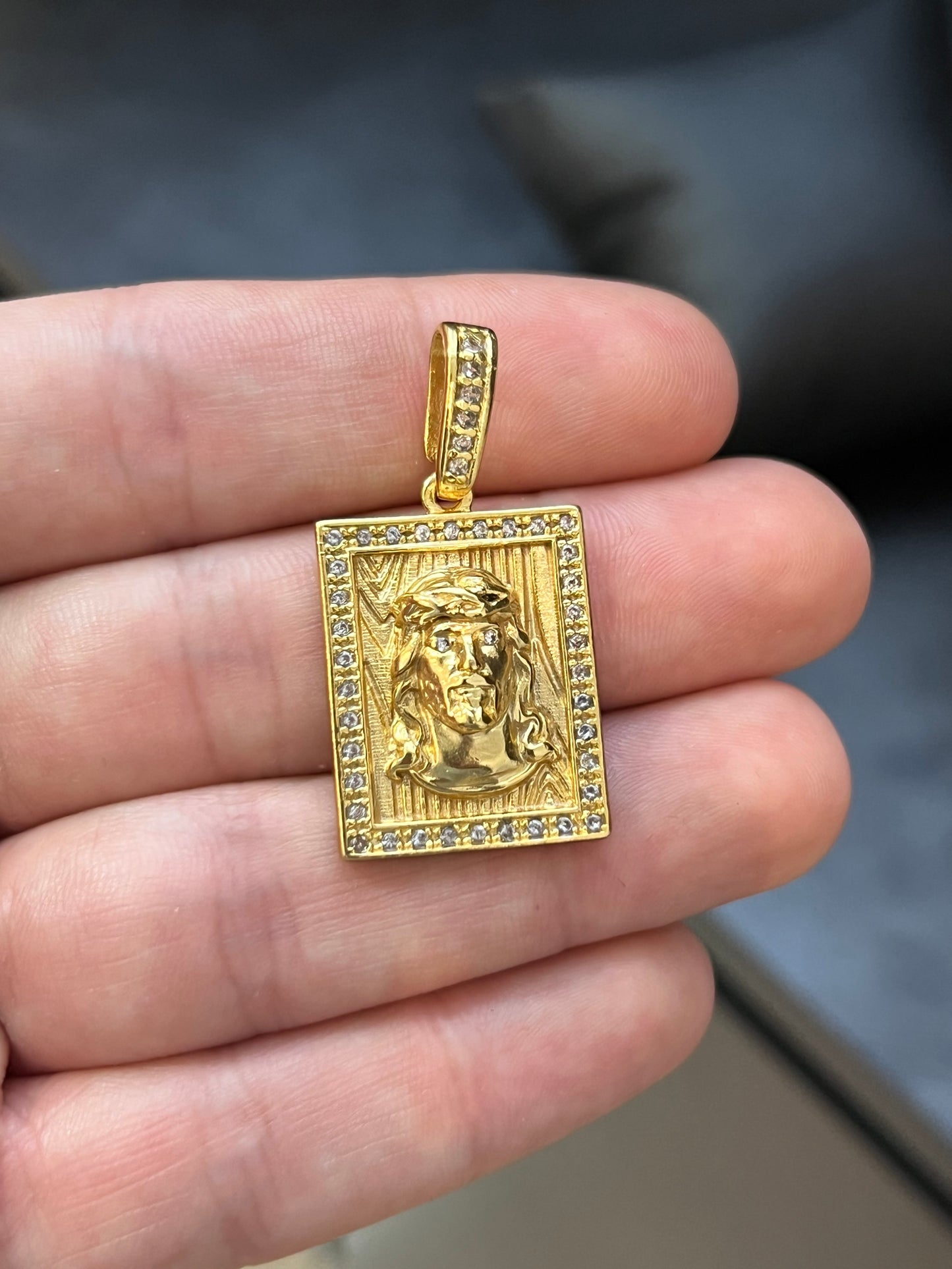 Pingente Placa Face Jesus Cravejada M (2x2,5cm) Banhado a Ouro 18K
