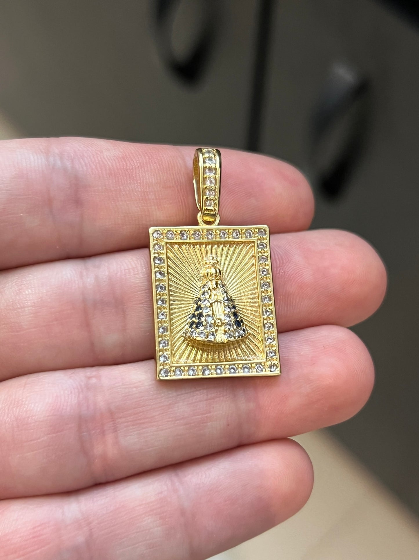 Pingente Placa Nossa Senhora Cravejada N1 M (2x2,5cm) Banhado a Ouro 18K