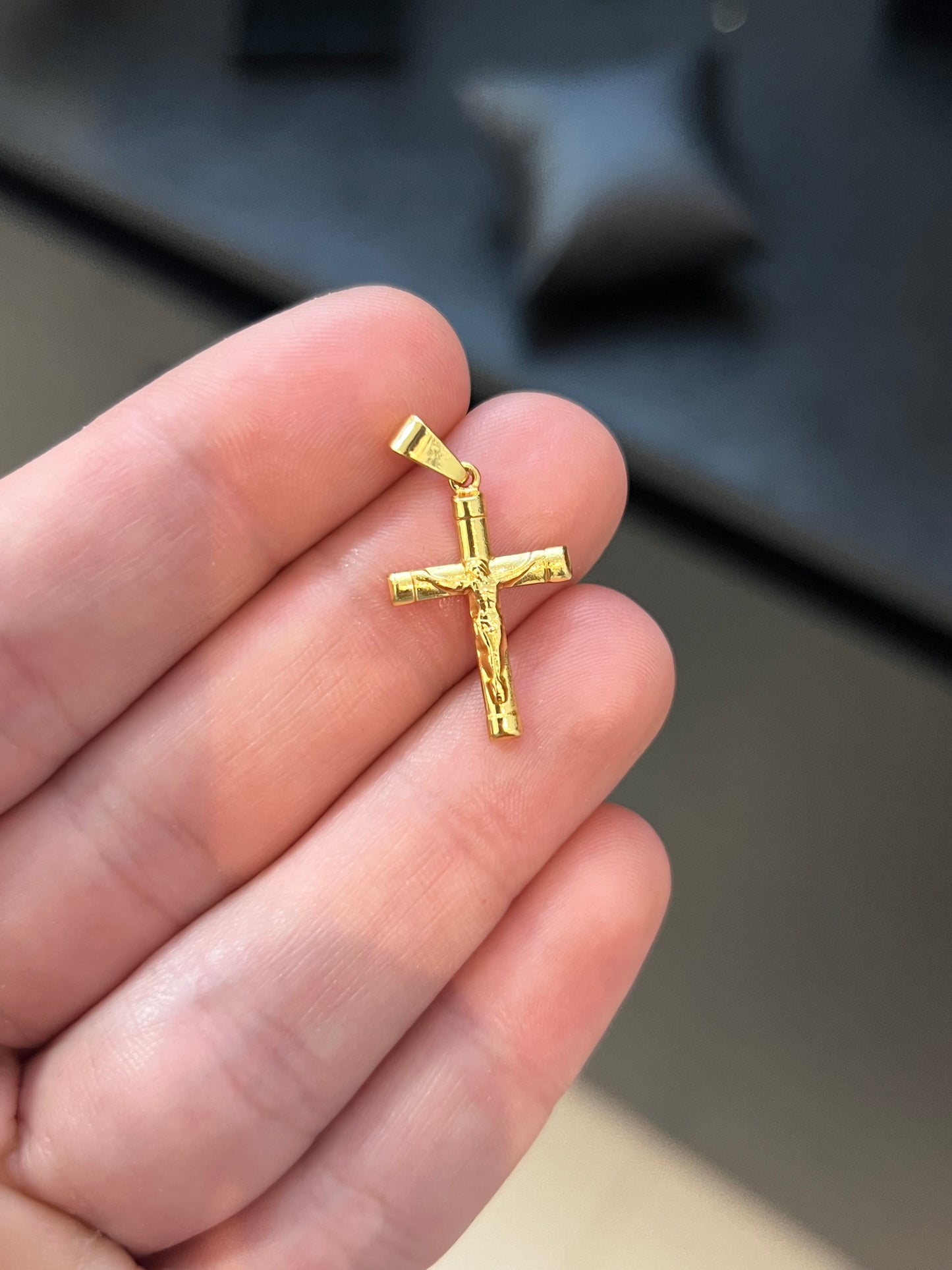 Crucifixo Jesus Cristo PP (1,5x2,3cm) Banhado a Ouro 18K
