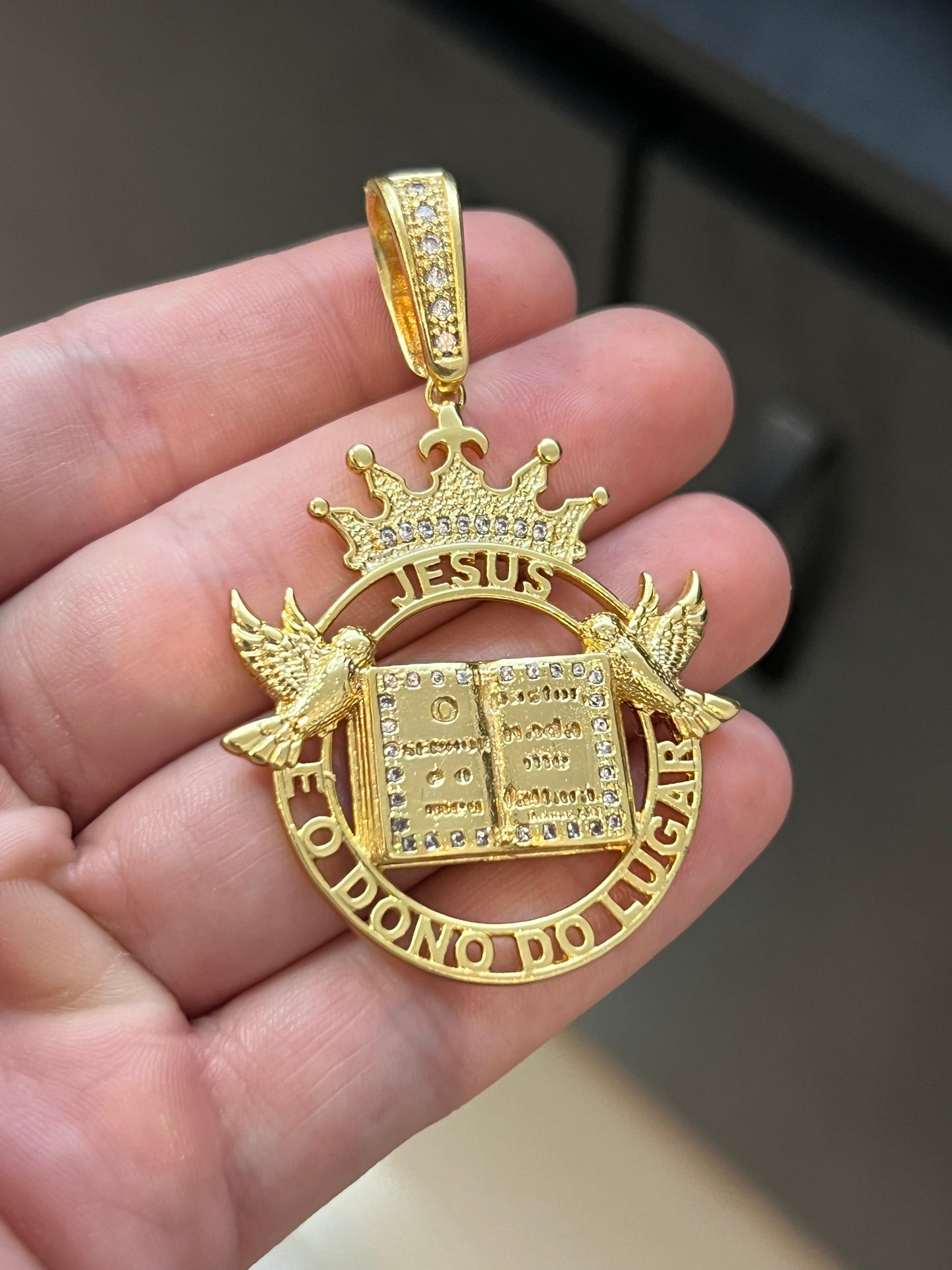 Pingente Medalha Jesus dono do lugar Bíblia G (4X5CM) Banhado a Ouro 18K
