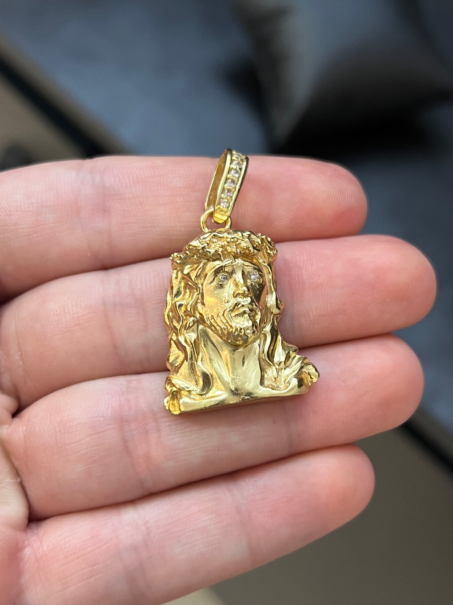 Pingente Face 3D Cravejada M (2,3x2,7cm) Banhado a Ouro 18K