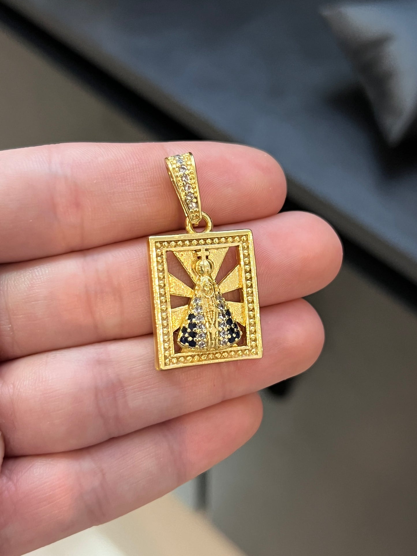 Pingente Placa Nossa Senhora Vazada Cravejada M (2x2,5cm) Banhado a Ouro 18K