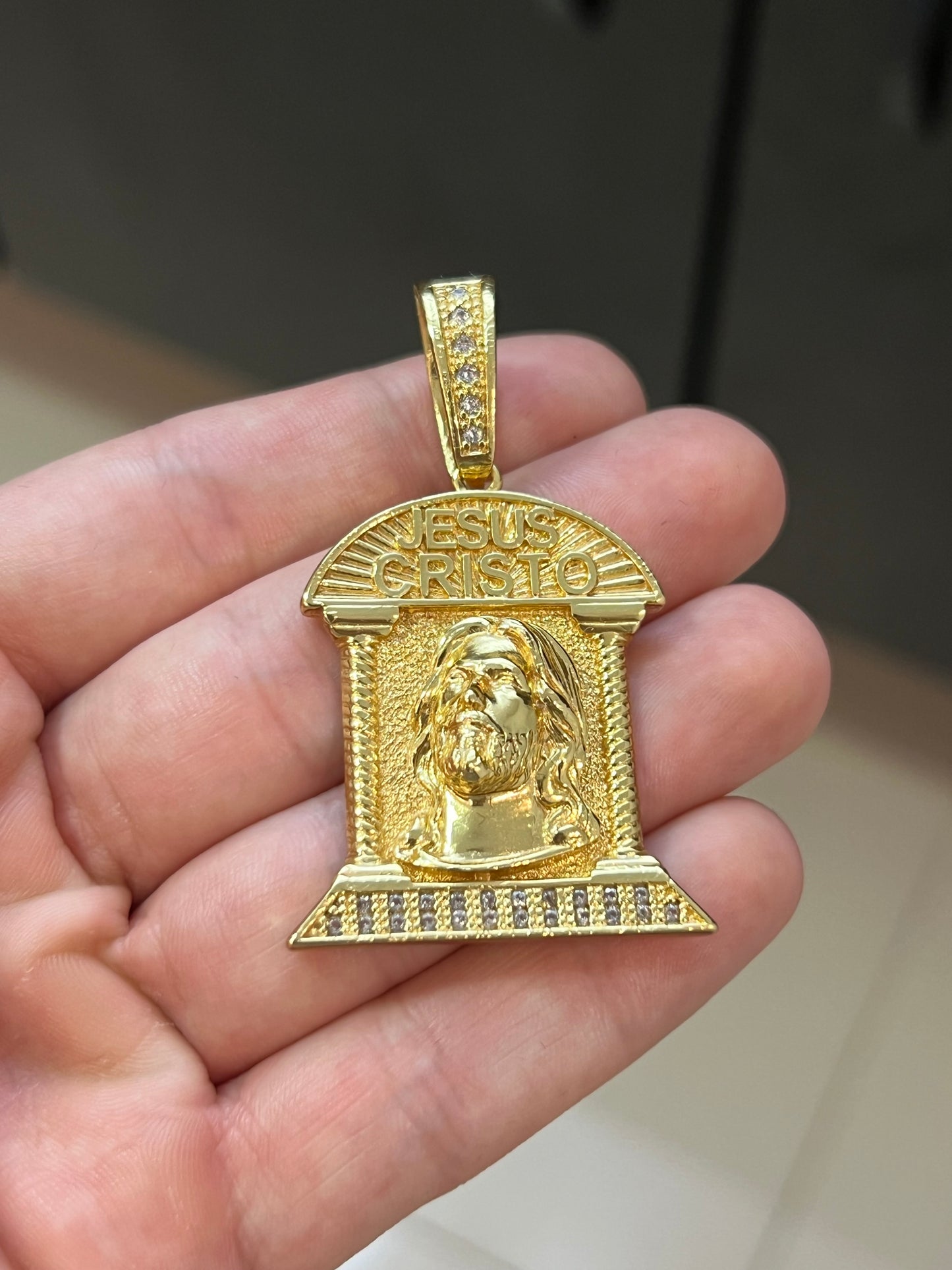 Pingente Santuário Jesus Cravejado G (2,7x4,3cm) Banhado a Ouro 18K