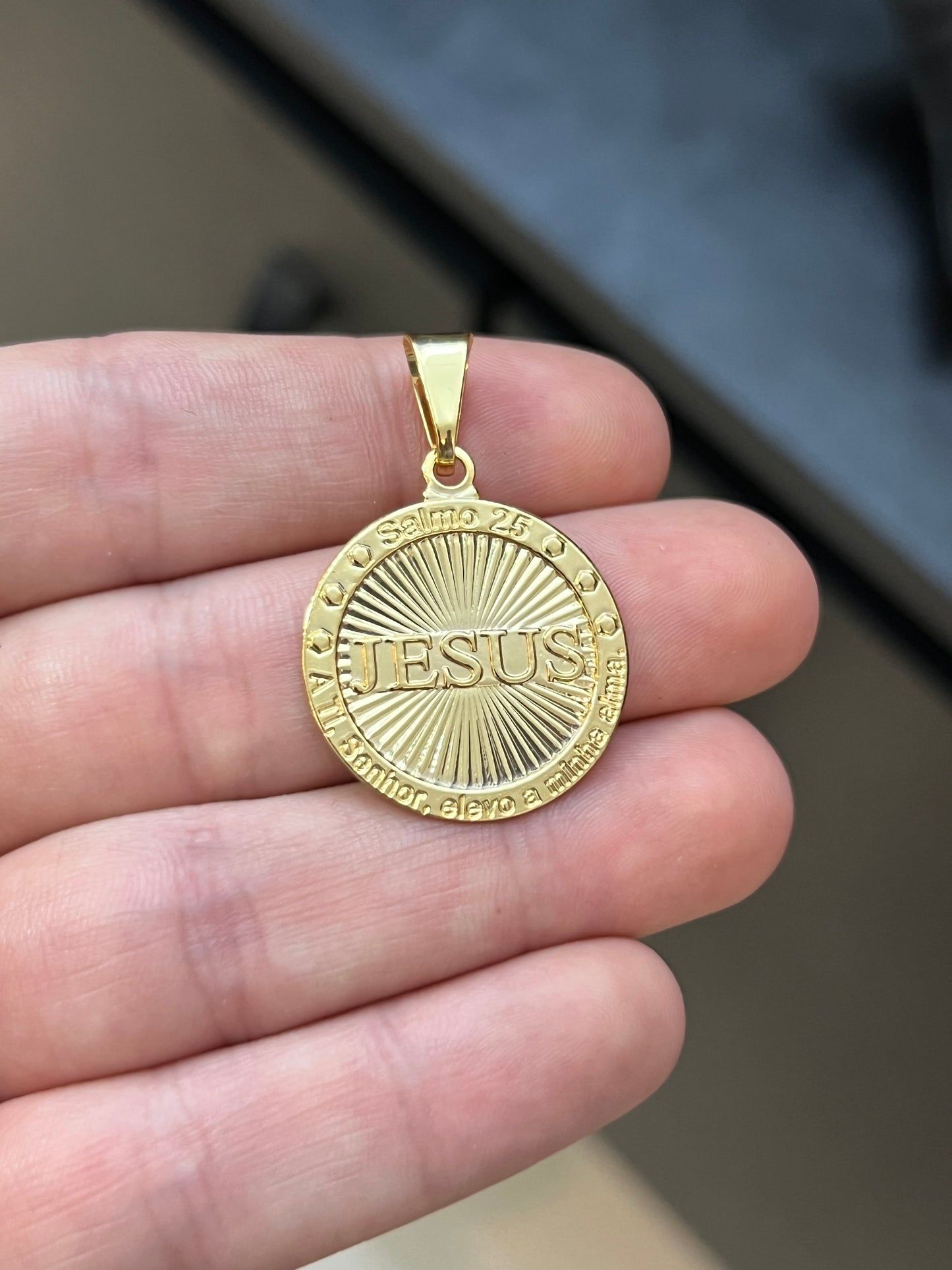 Pingente Medalha Jesus Escrita M (2,5x2,5cm) Banhado a Ouro 18K