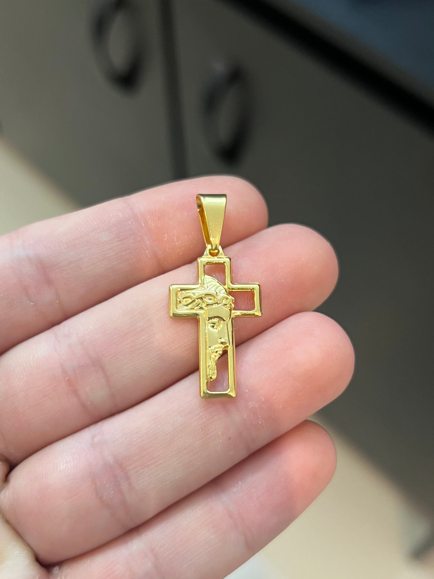 Pingente Crucifixo com Face Vazada P (1,7X3CM) Banhado a Ouro 18K