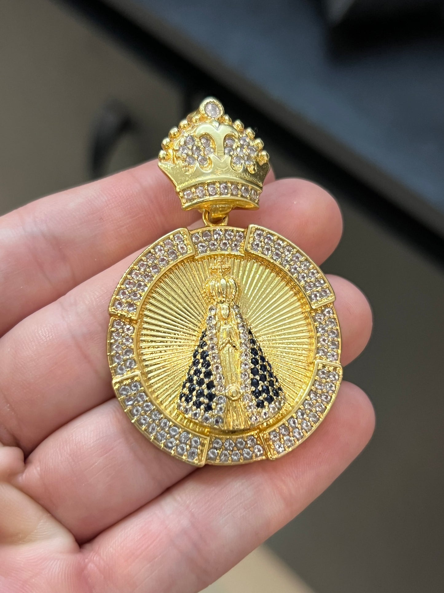 Pingente Medalha Nossa Senhora e Coroa Cravejado G (4X4,5CM) Banhado a Ouro 18K