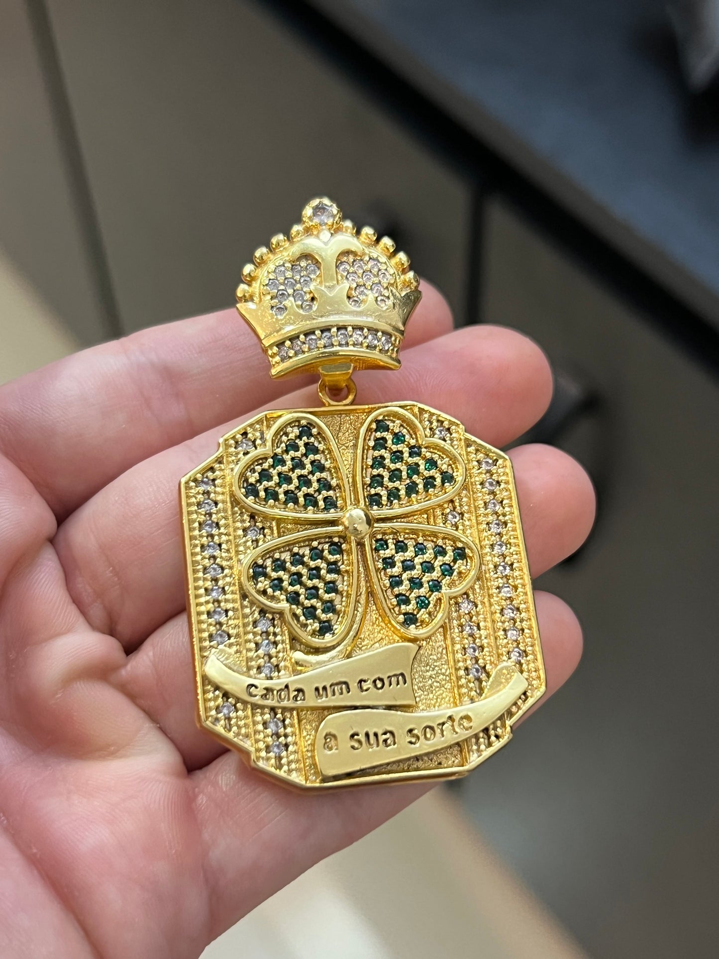 Pingente Placa Trevo Cada Um Com a Sua Sorte Cravejado G (4,5X7,5CM) Banhado a Ouro 18K