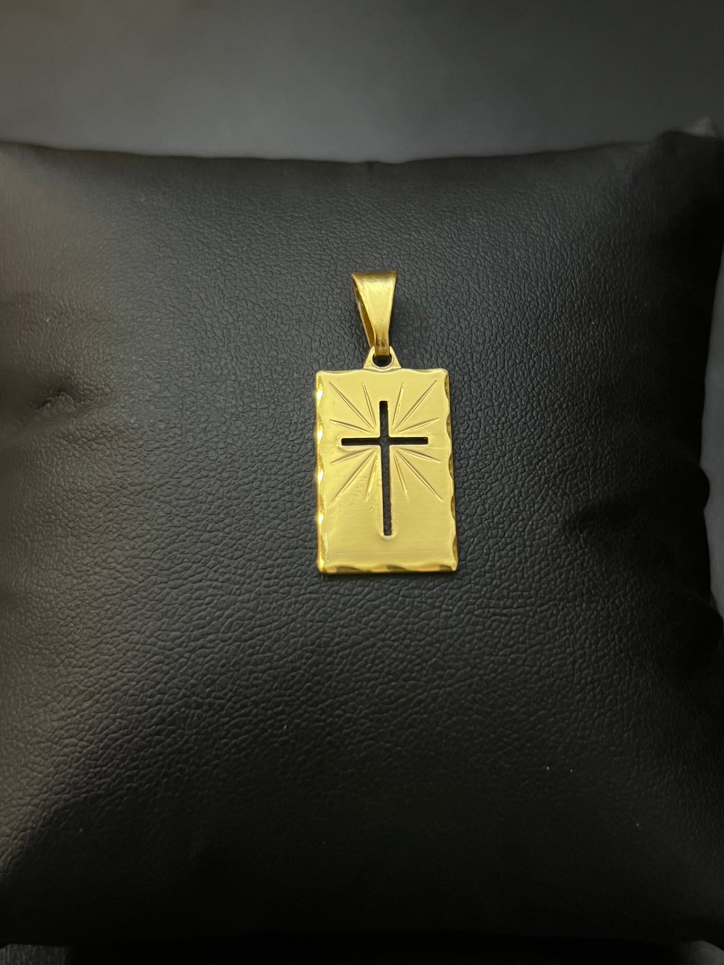 Pingente Placa e Cruz Vazada P (1,3X2CM) Banhado a Ouro 18K