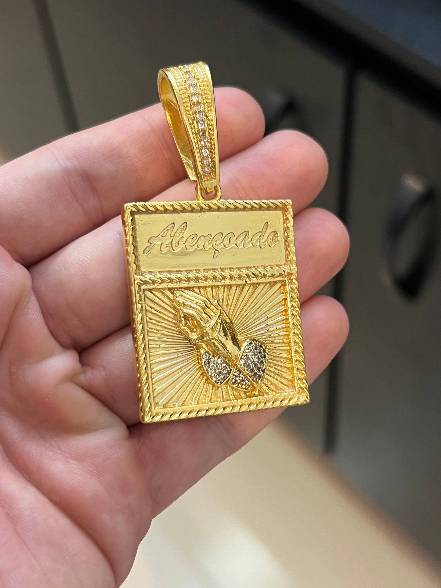 Pingente Placa Mão Fé Abençoado GG (3,6x4,7cm) Banhado a Ouro 18K