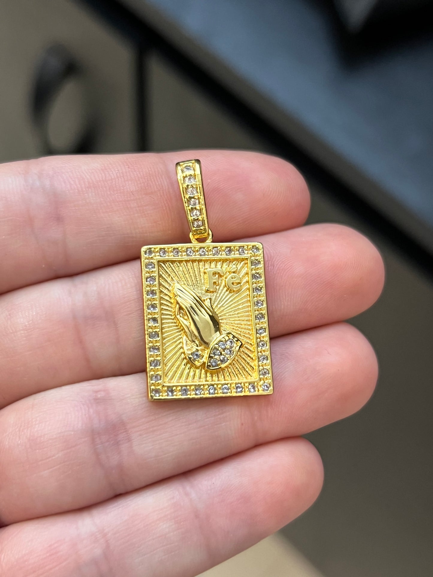 Pingente Placa Mão Fé Cravejada M (2x2,5cm) Banhado a Ouro 18K
