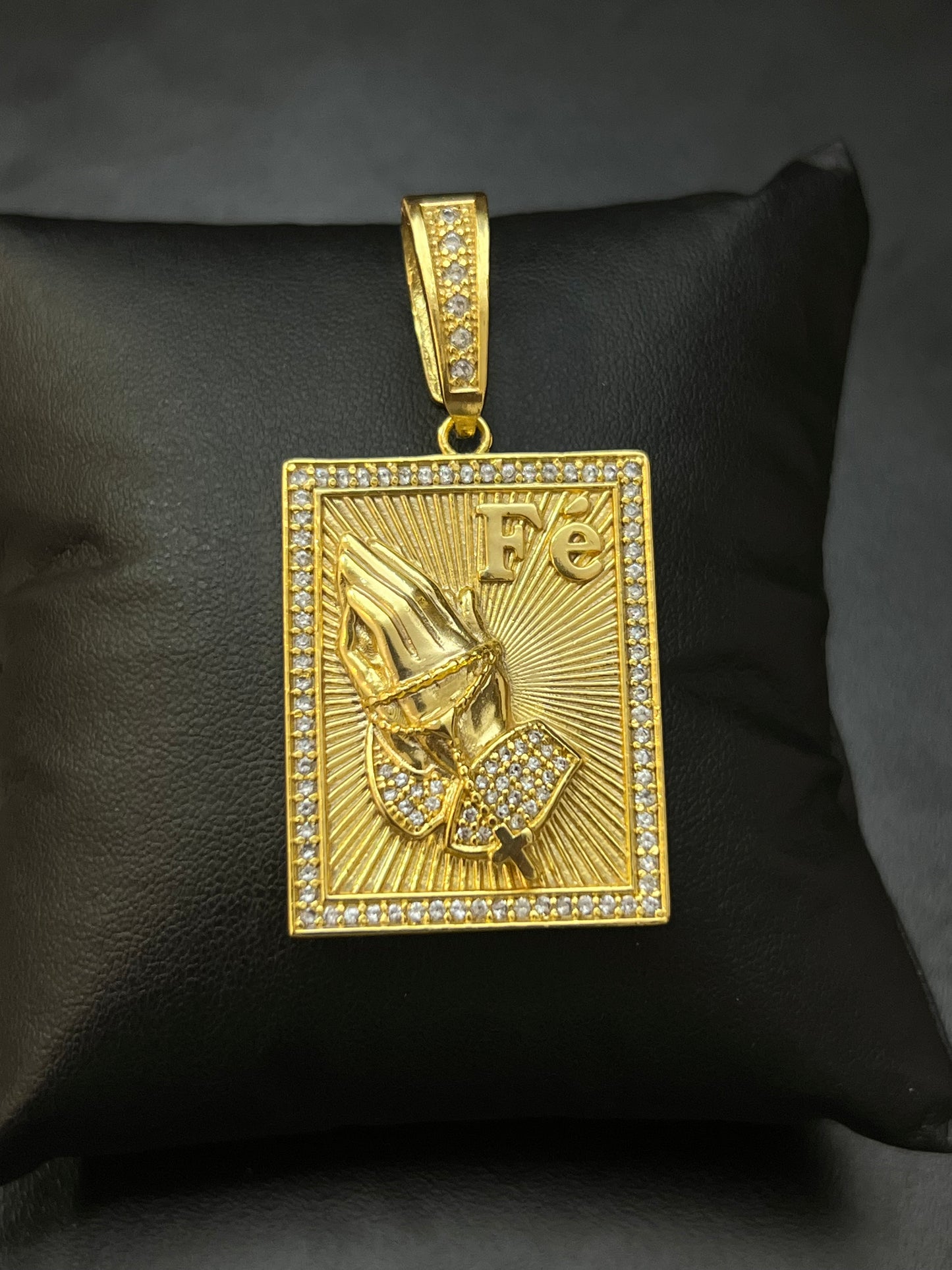 Pingente Placa Mão Fé Cravejado G (3x4cm) Banhado a Ouro 18K