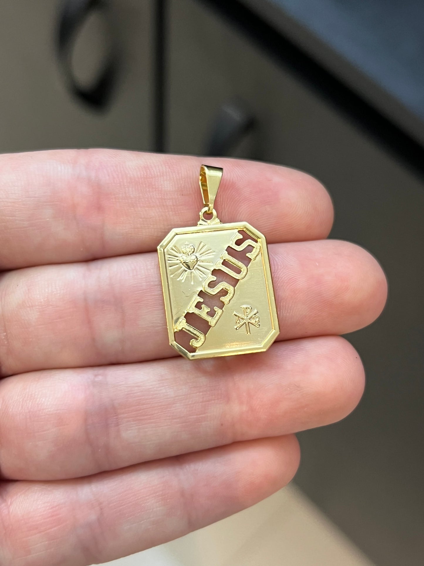 Pingente Placa Jesus Escrita M (2x2,5cm) Banhado a Ouro 18K