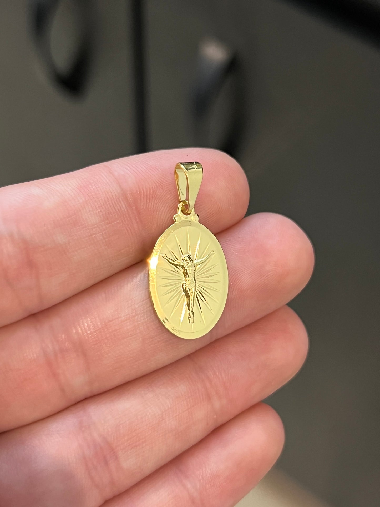 Pingente Jesus Cristo Oval P (1,5x2,4cm) Banhado a Ouro 18K