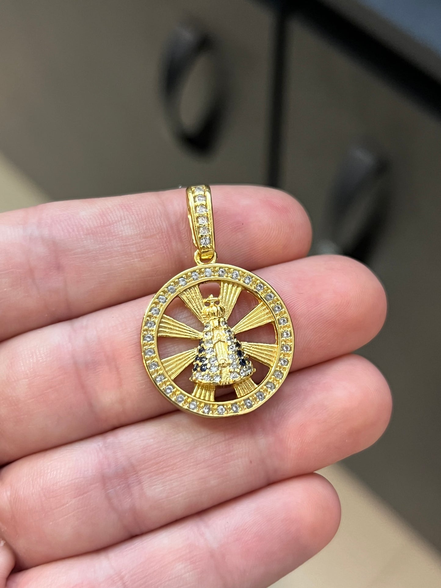 Pingente Medalha Nossa Senhora Vazada Cravejada M (2,5x2,5cm) Banhado a Ouro 18K