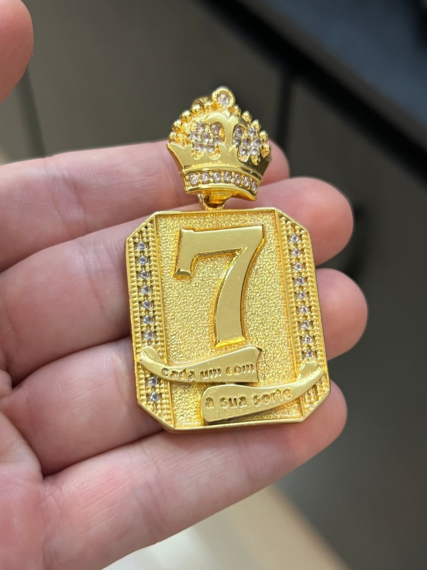 Pingente Placa 7 com Coroa Cravejado G (3,5X6CM) Banhado a Ouro 18K