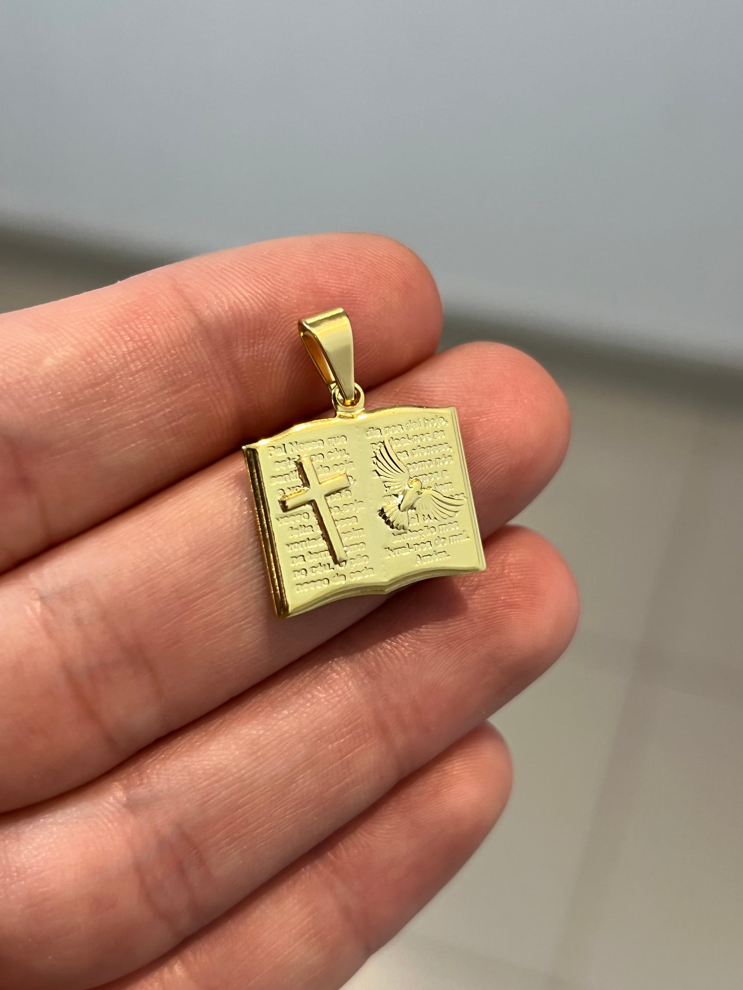 Pingente Bíblia com Pai Nosso P (2x1,6cm) Banhado a Ouro 18K