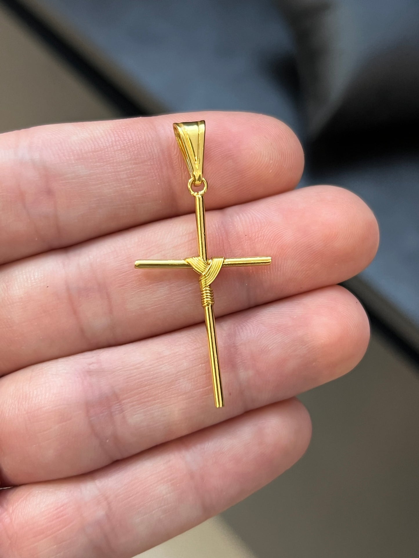 Pingente Cruz Fio M (2,3x3,8cm) Banhado a Ouro 18K