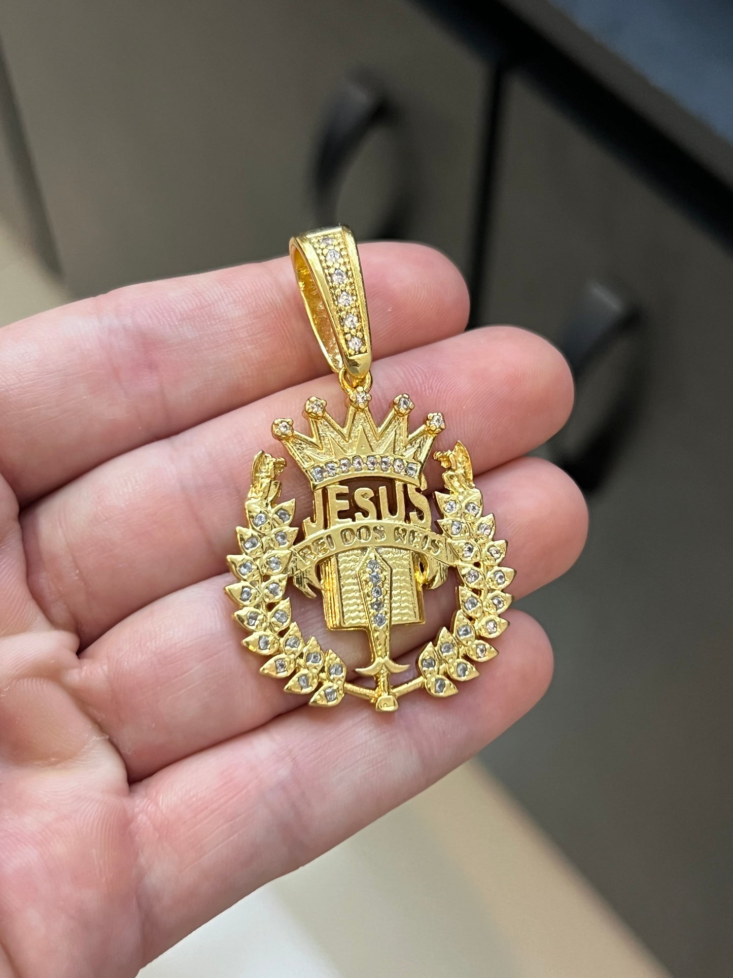 Pingente Jesus Rei dos Reis Cravejado G (3,5x4cm) Banhado a Ouro 18K