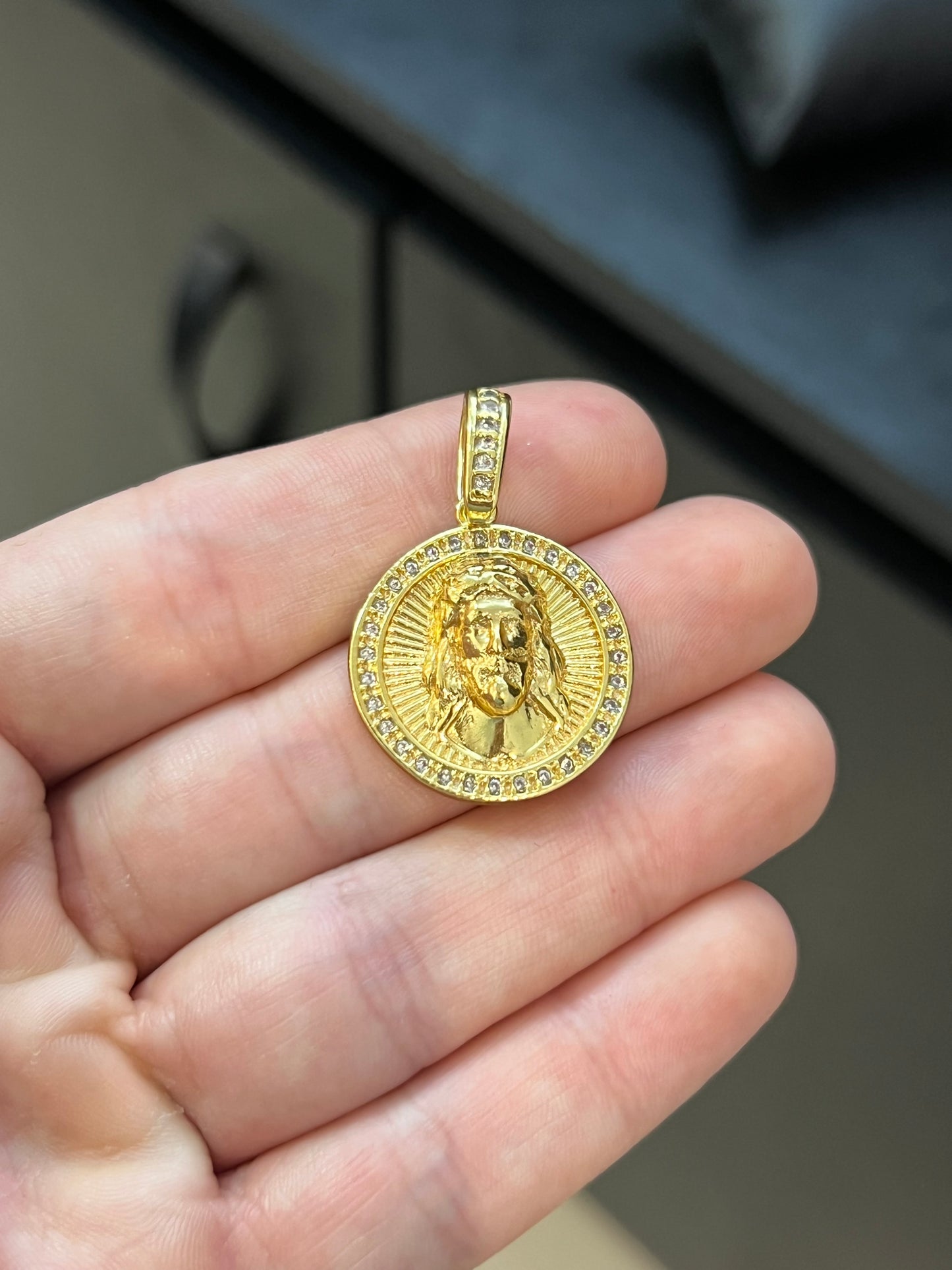 Pingente Medalha Jesus Cravejada M (2,5x2,5cm) Banhado a Ouro 18K