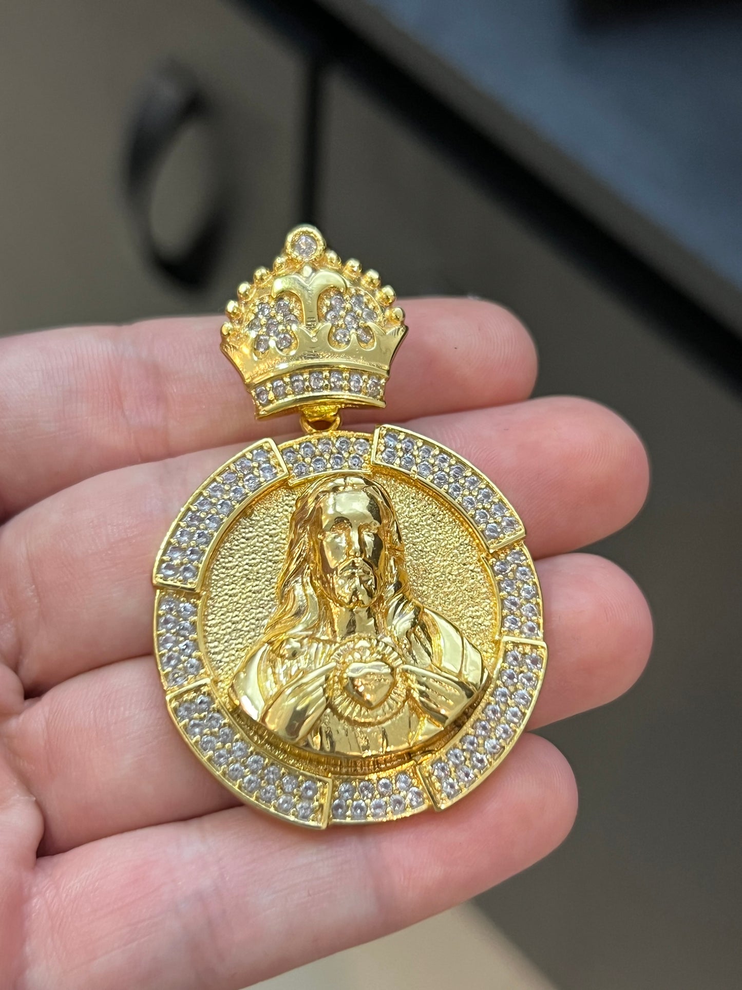 Pingente Medalha Jesus Cristo e Coroa Cravejado G (4X4,5CM) Banhado a Ouro 18K