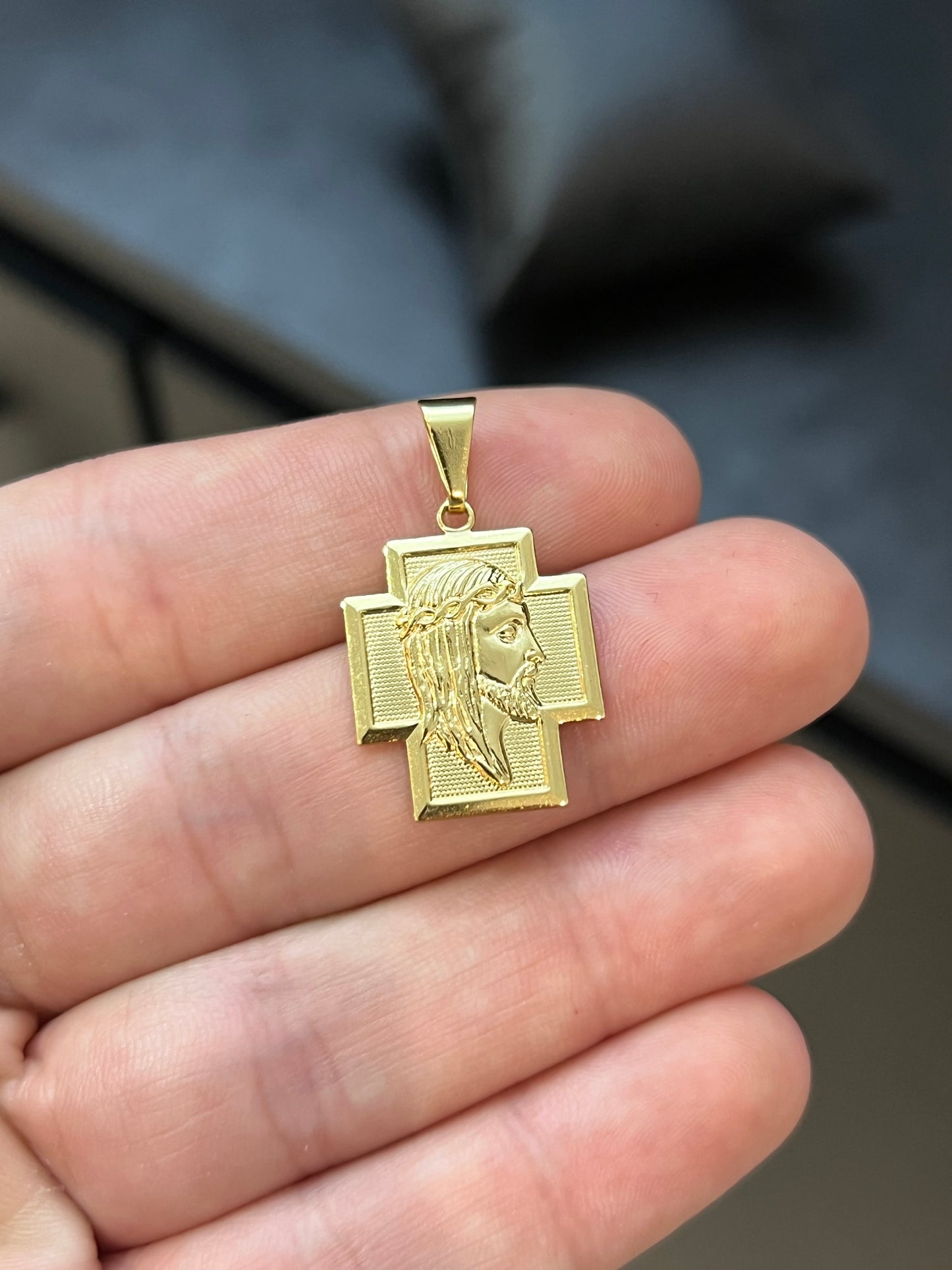 Pingente Cruz Larga Face P (1,9X2,2cm) Banhado a Ouro 18K