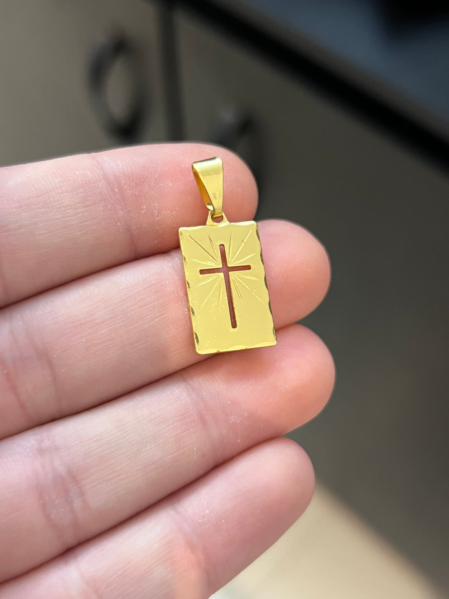 Pingente Placa e Cruz Vazada P (1,3X2CM) Banhado a Ouro 18K