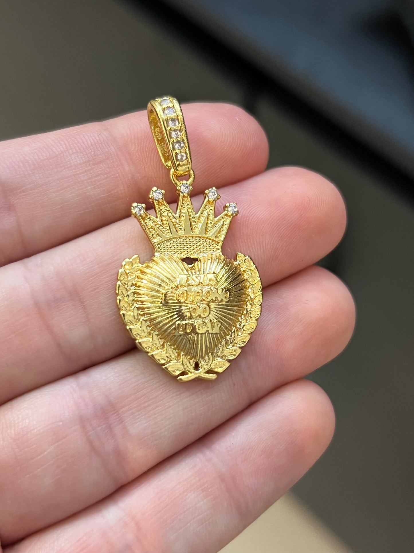 Pingente Coração Jesus Dono do Lugar Cravejado M (2,2x3,3cm) Banhado a Ouro 18K