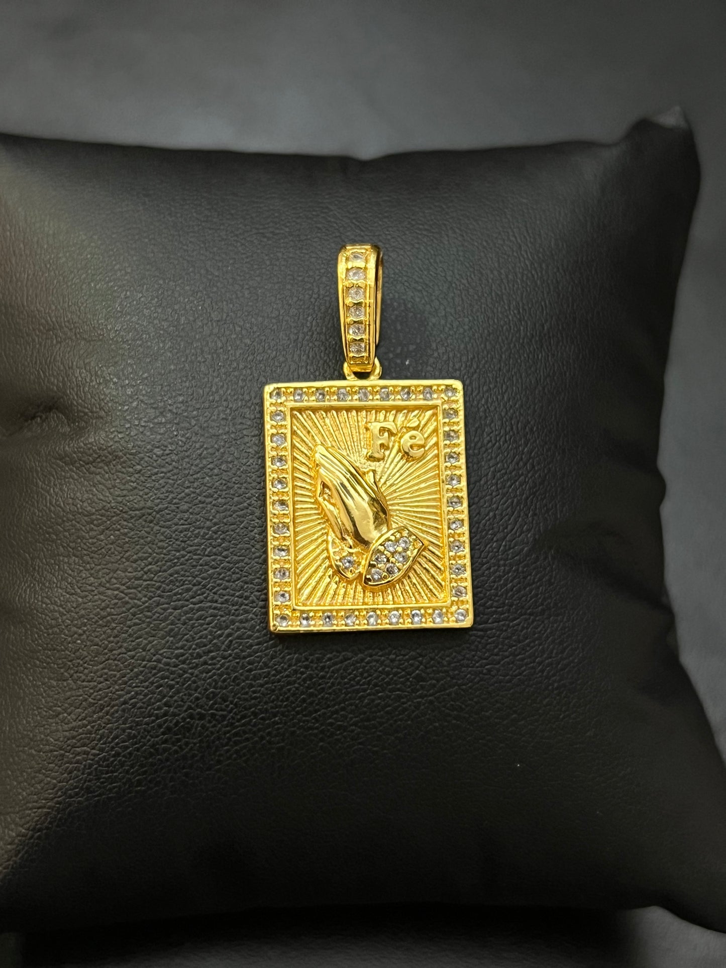 Pingente Placa Mão Fé Cravejada M (2x2,5cm) Banhado a Ouro 18K