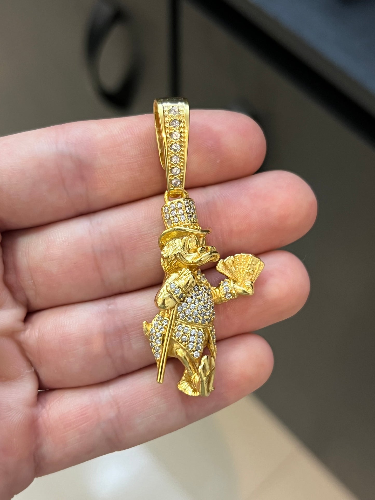 Pingente Tio Patinhas Bengala Cravejado G (4,5x2,5cm) Banhado a Ouro 18K