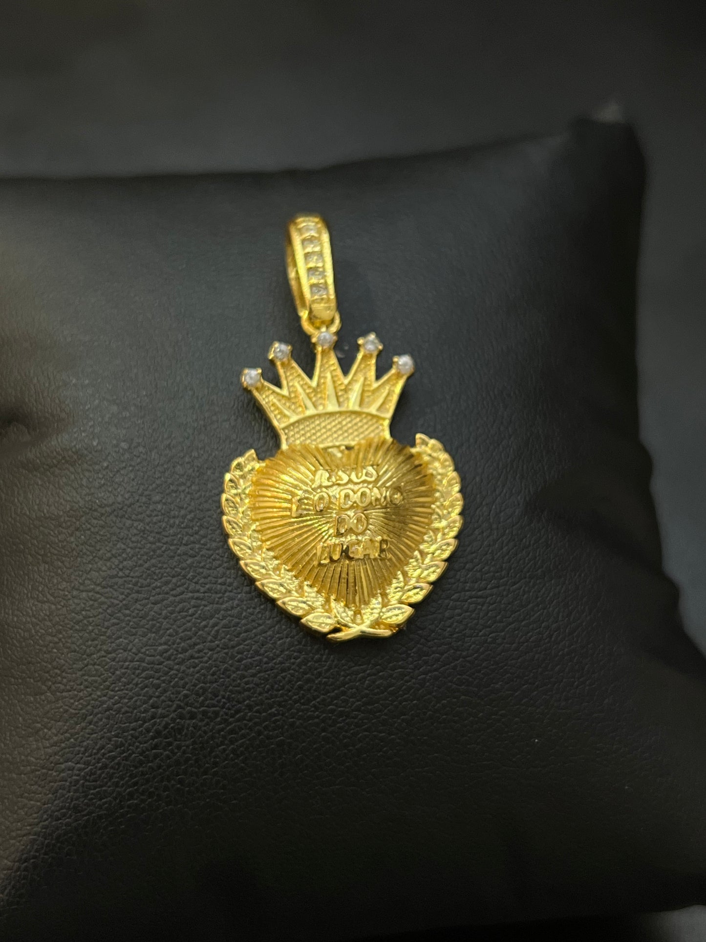Pingente Coração Jesus Dono do Lugar Cravejado M (2,2x3,3cm) Banhado a Ouro 18K