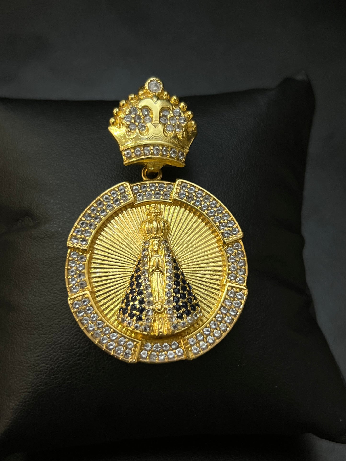 Pingente Medalha Nossa Senhora e Coroa Cravejado G (4X4,5CM) Banhado a Ouro 18K